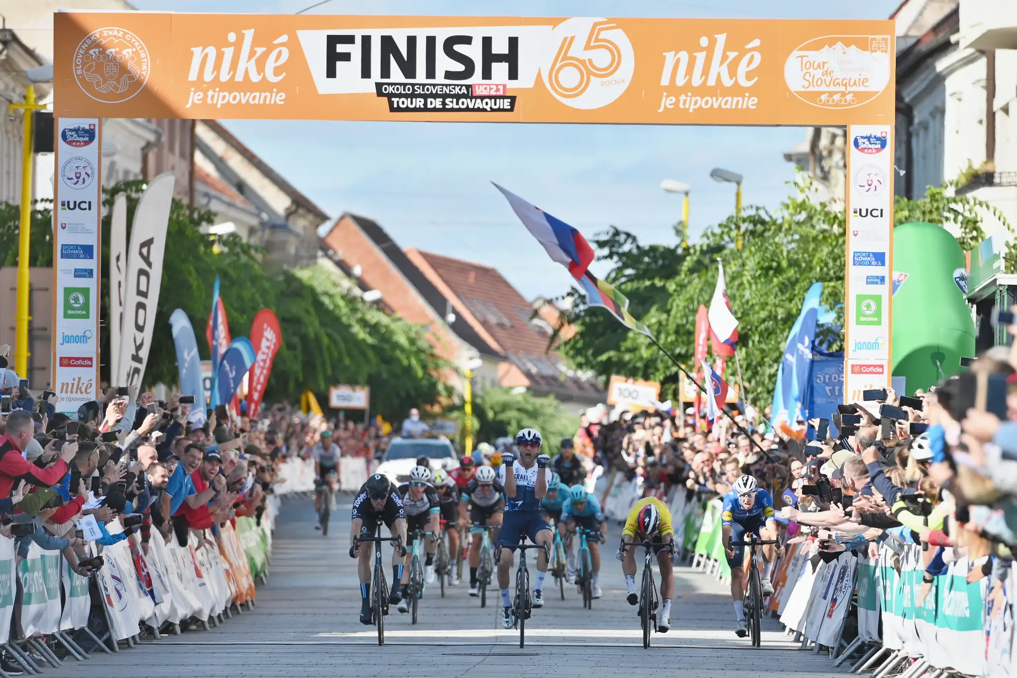 Cyklisti v cieli  4. etapy 65. ročníka pretekov Okolo Slovenska v Trnave