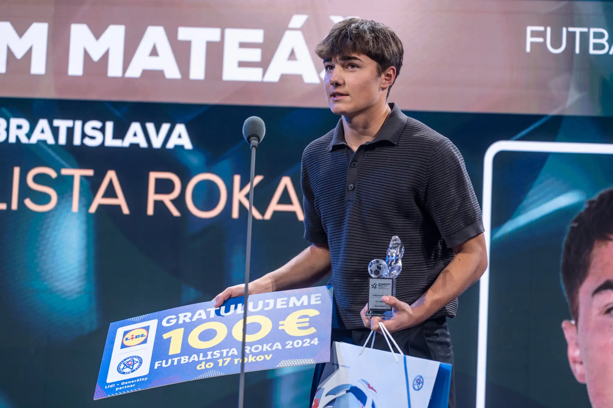 Najlepší futbalista do 17 rokov Maxim Mateáš.