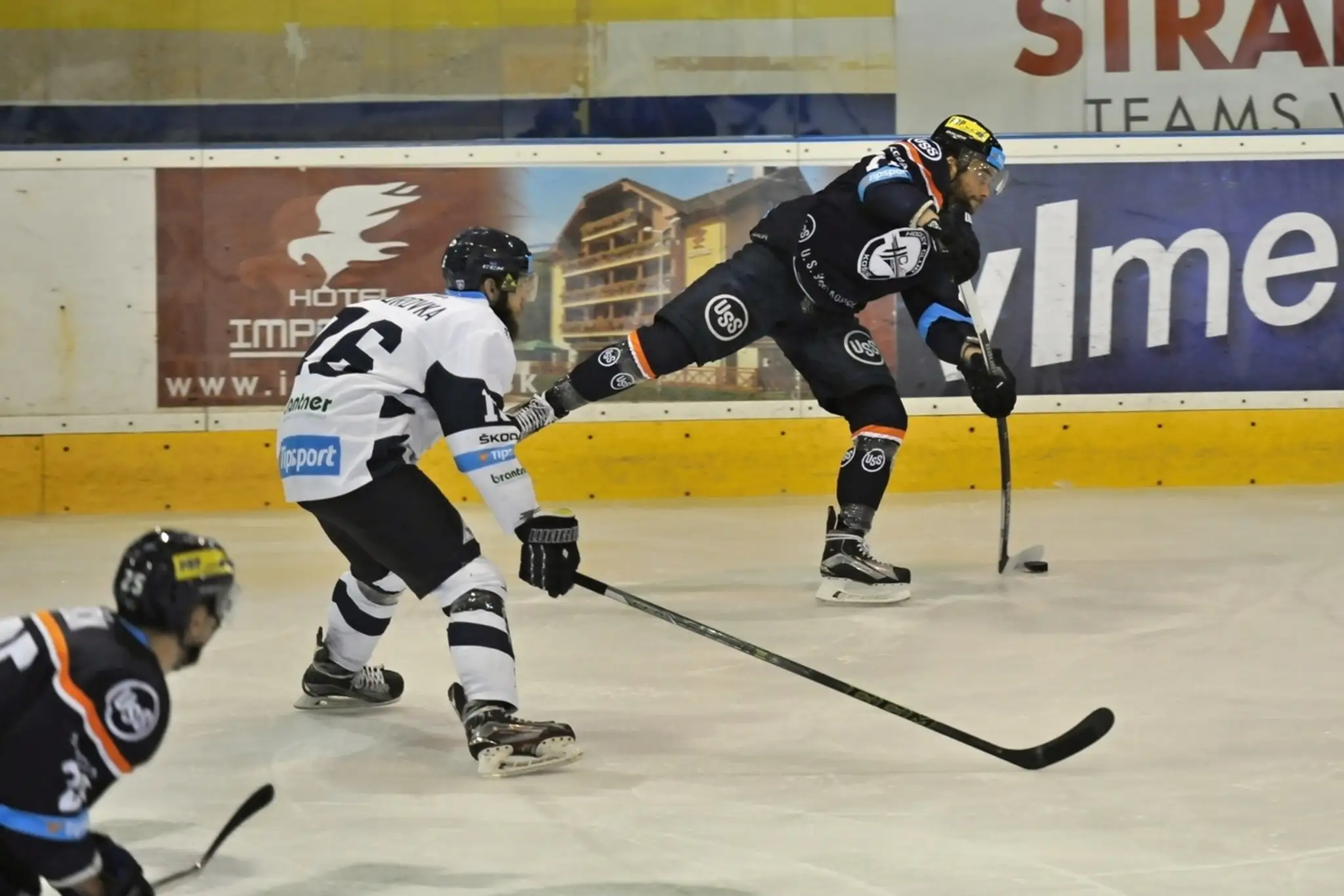Na snímke vľavo Filip Surovka (MHC Martin) a Eduard Šedivý (HC Košice).