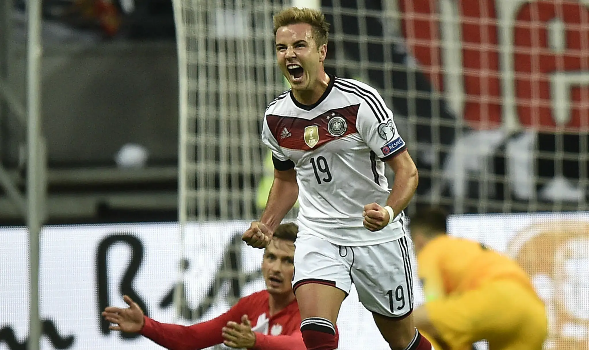 Nemecký reprezentant Mario Götze oslavuje druhý gól v zápase D-skupiny.