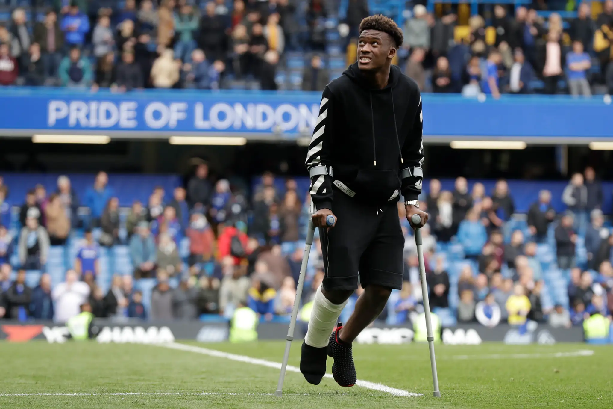 Gary Cahill z Chelsea reaguje po dueli proti Watfordu.