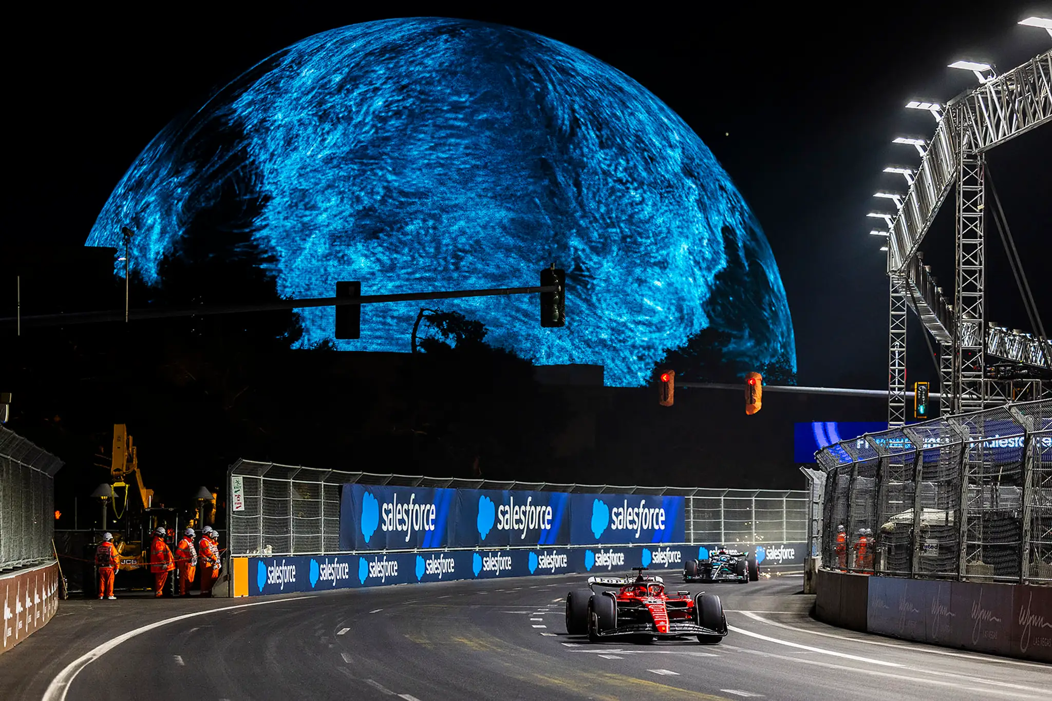 Nočné preteky F1 majú svoje čaro.