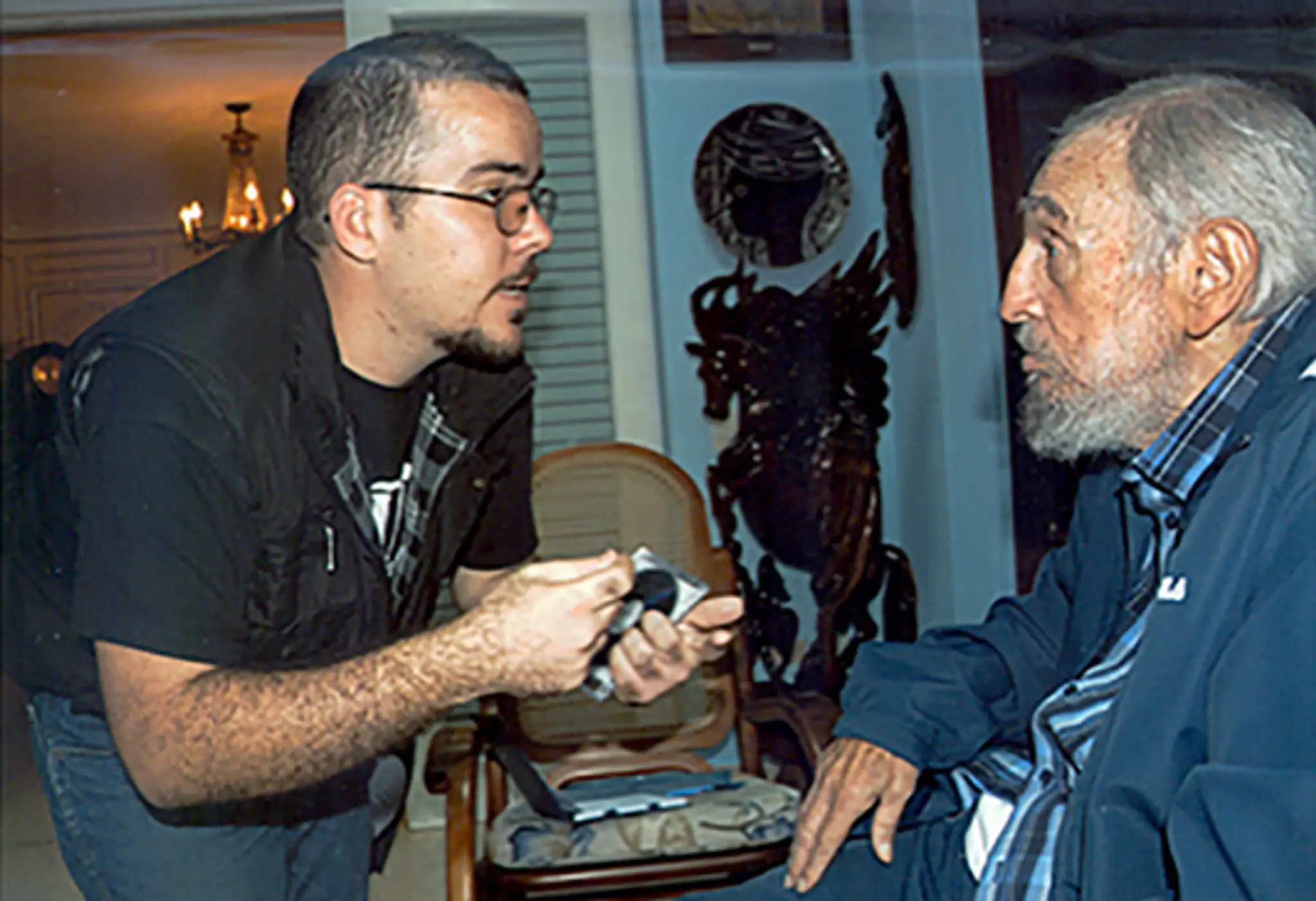 Fidel Castro (88)sa objavil po takmer piatich mesiacoch na fotografii, kde konverzuje s vysokoškolským študentom. 3. feburára
