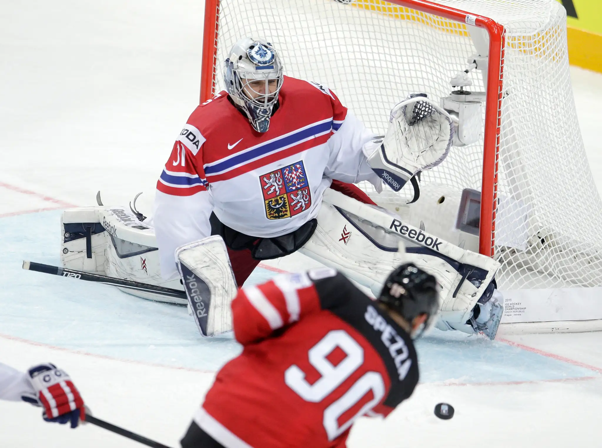 Ondřej Pavelec likviduje strelu Jasona Spezzu.