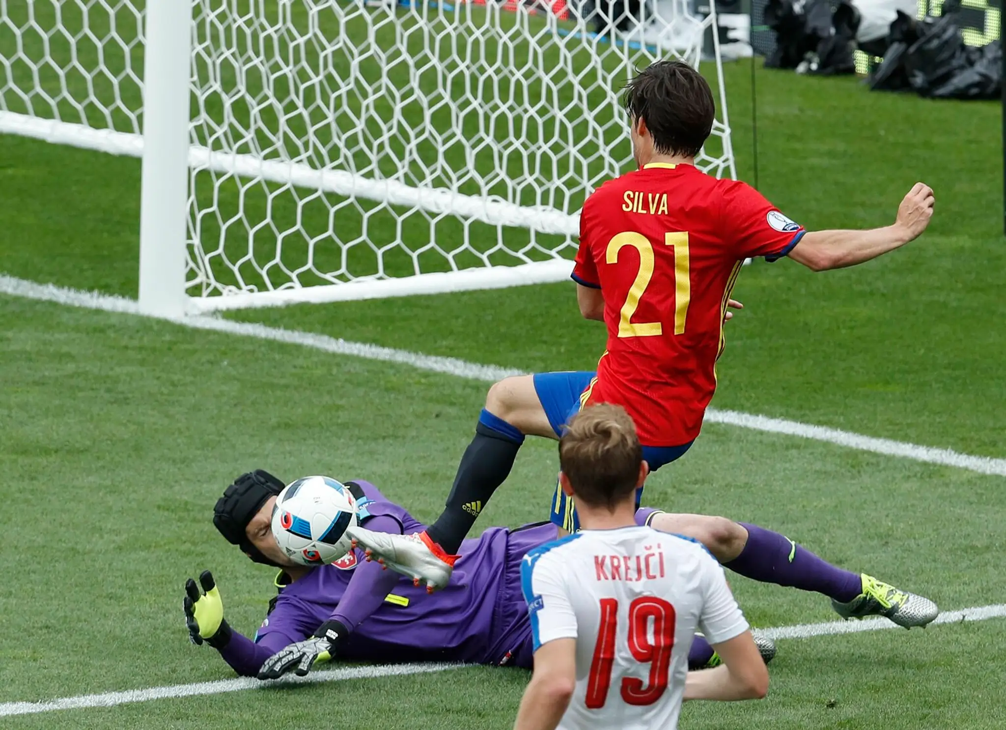 Španielsky futbalista David Silva a český brankár Petr Čech v súboji počas duelu na ME vo Francúzsku.