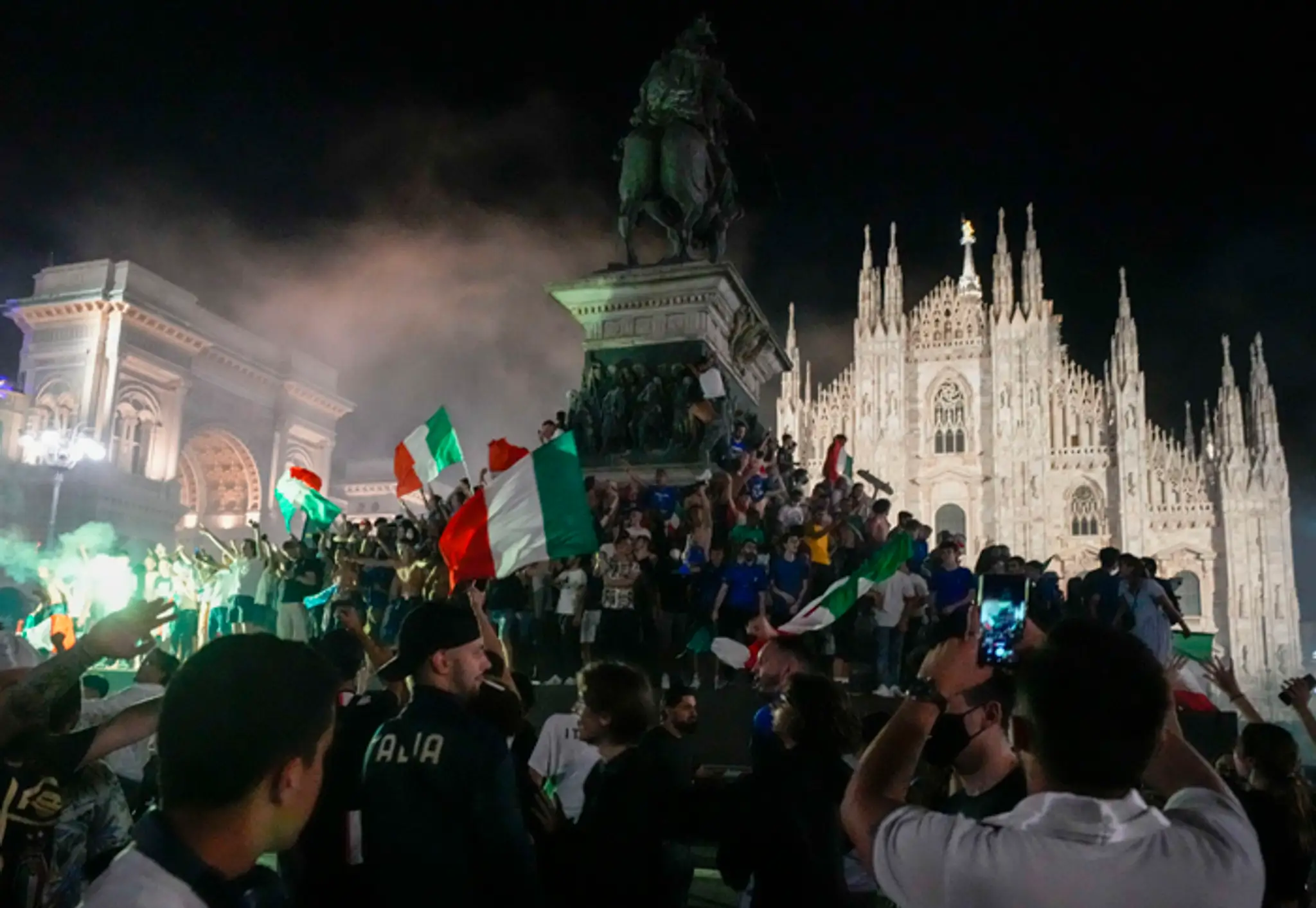 Talianski fanúšikovia oslavujú zisk titulu majstrov Európy pred katedrálou v Miláne.