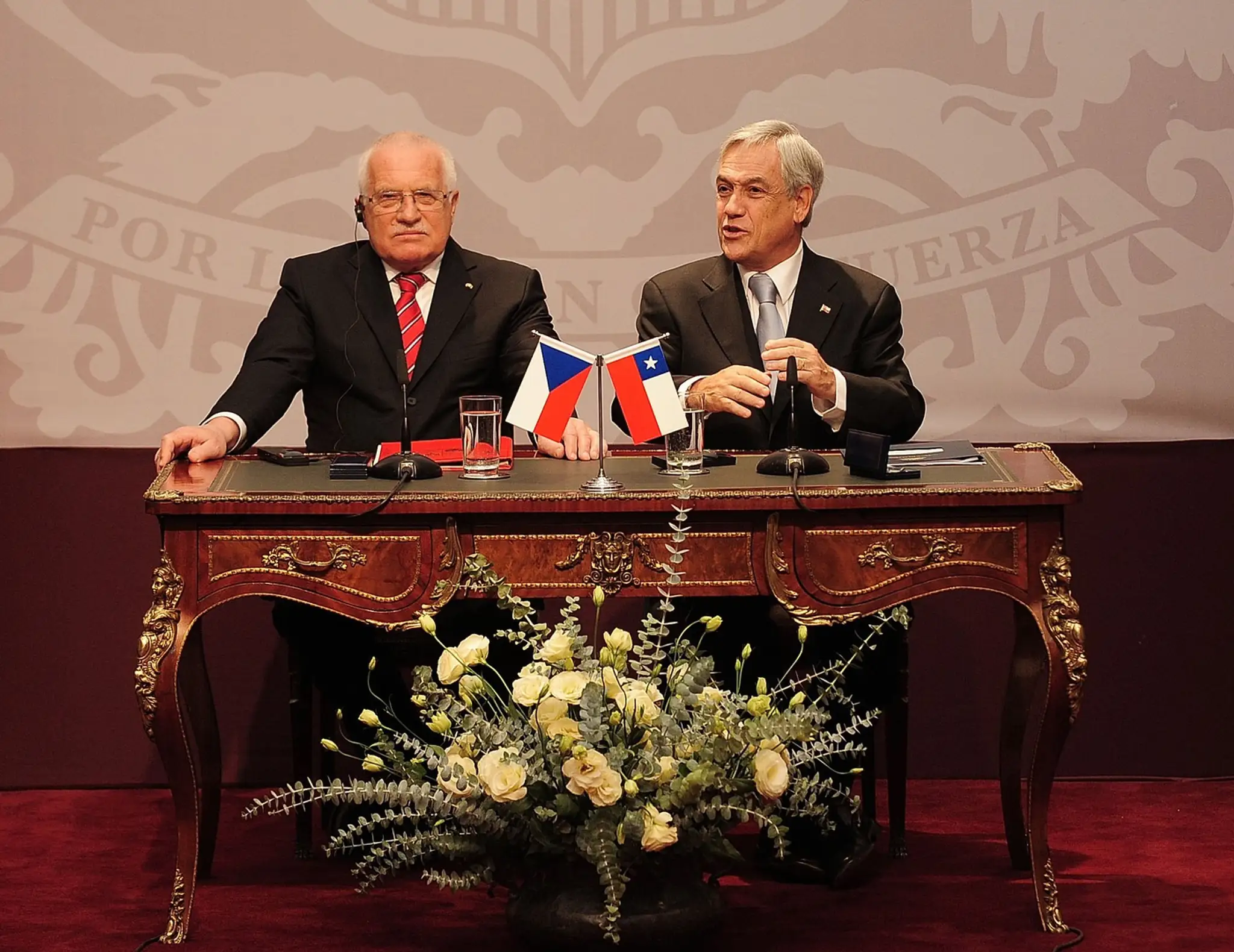 Český prezident Václav Klaus  a jeho chilský náprotivok Sebastián Piñera hovoria s novinármi po podpise dohôd o spolupráci v oblasti hospodárstva a cestovného ruchu.