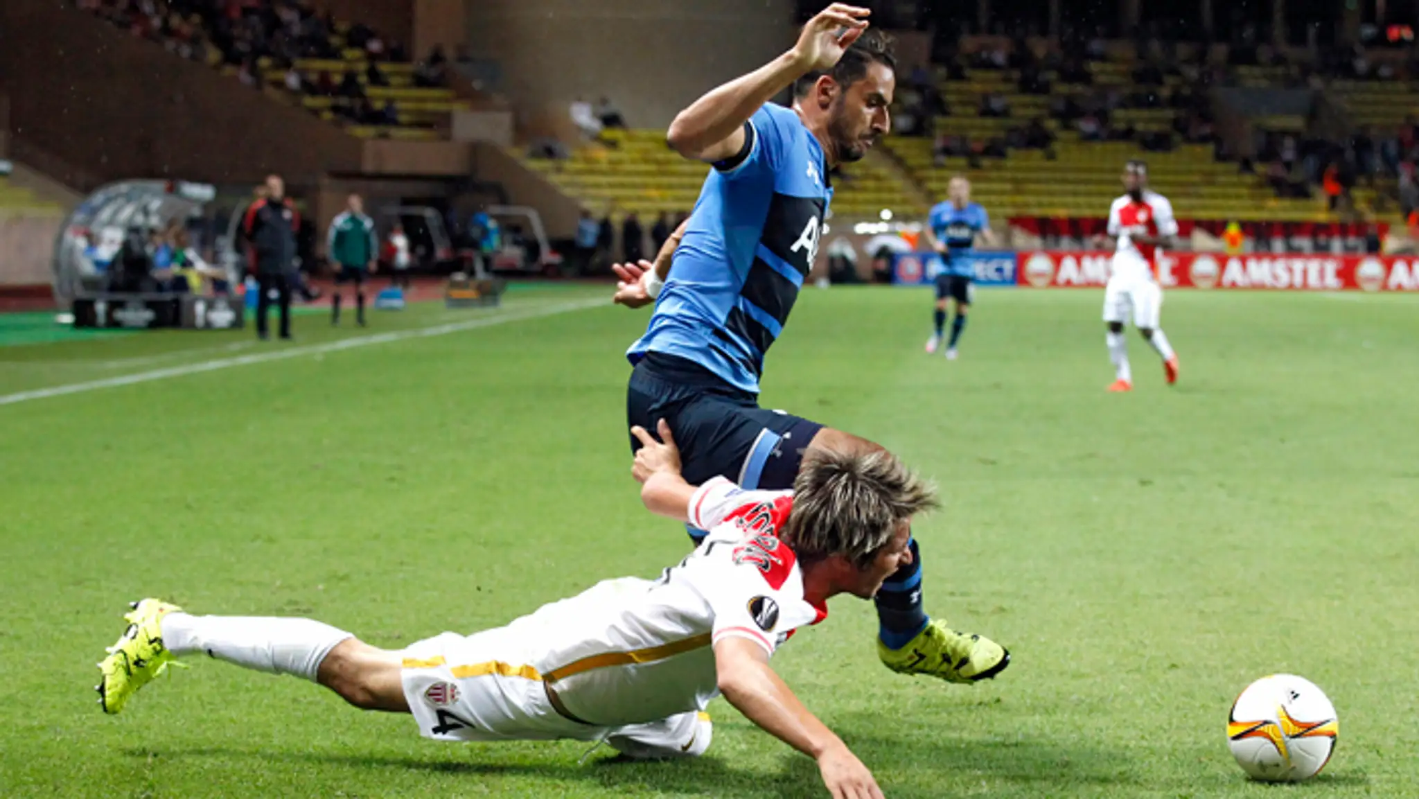 Na archívnej snímke na zemi Fabio Coentrao (AS Monaco) v súboji s hráčom Tottenhamu Nacerom Chadliom.