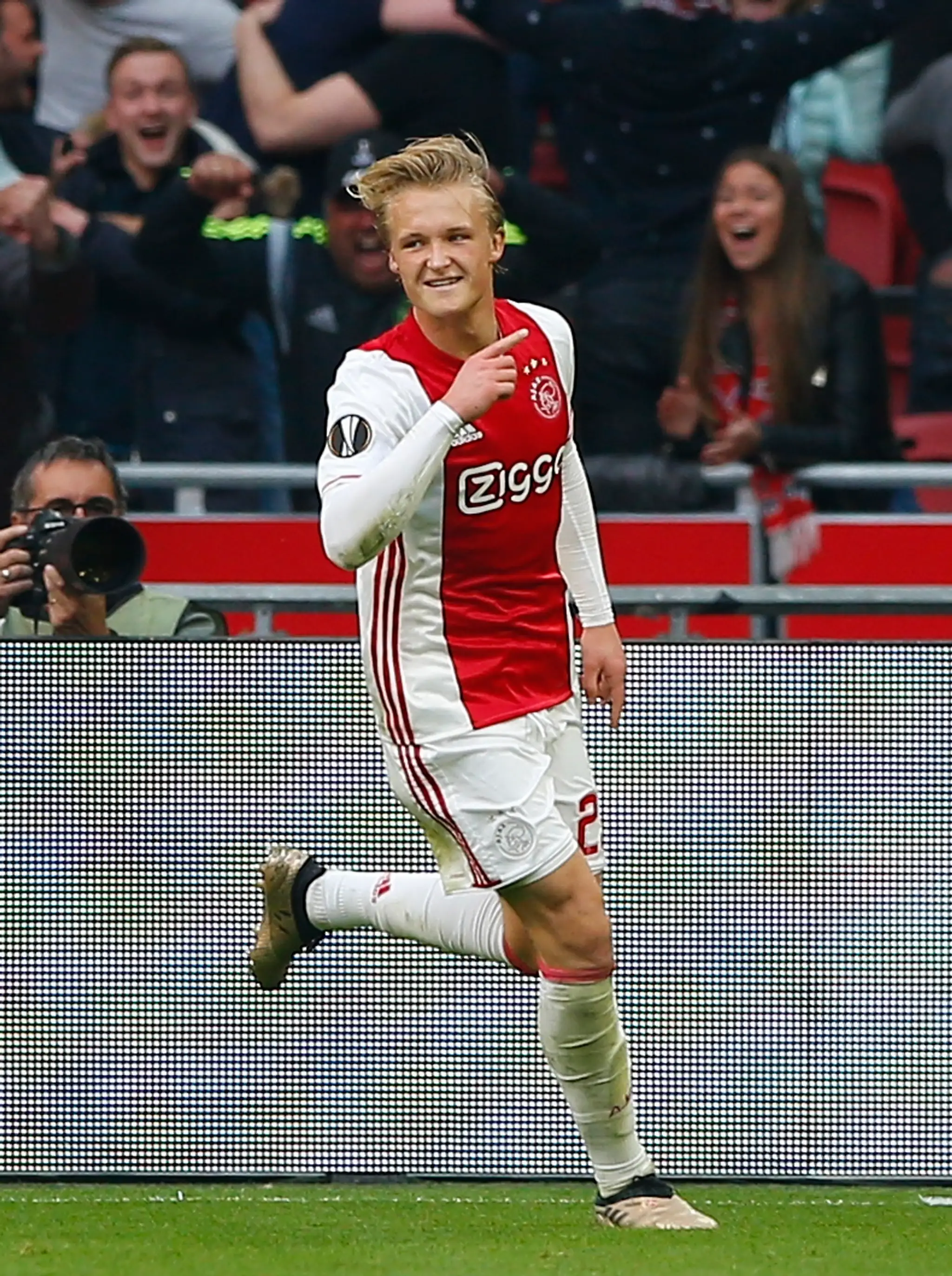 Kasper Dolberg z Ajaxu jasá po góle v sieti Lyonu v semifinále EL.
