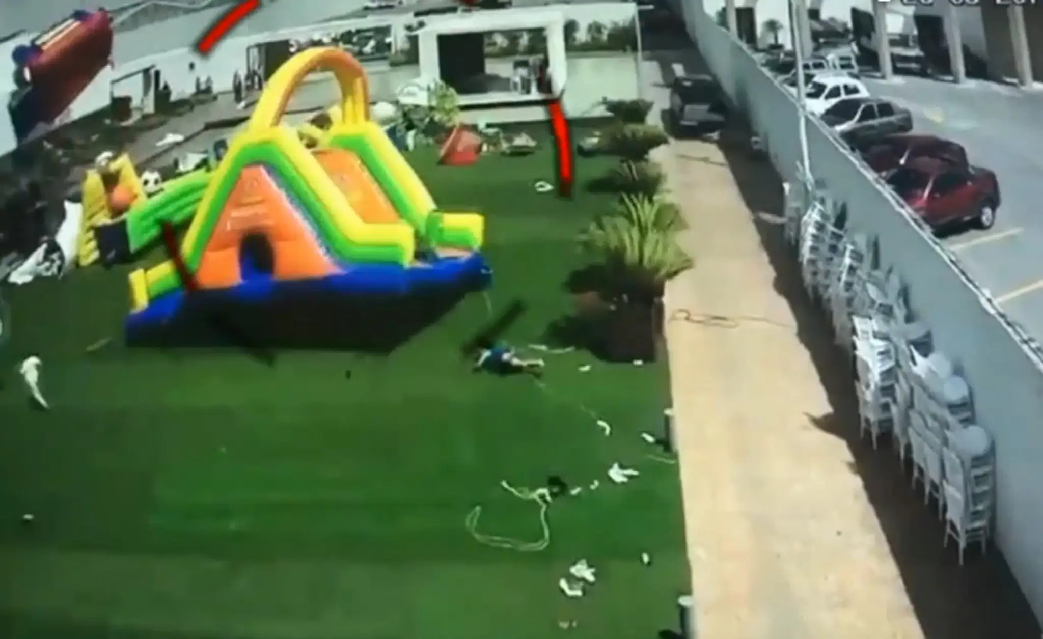 Video, z ktorého mrazí. Nafukovací hrad s deťmi odfúkol silný vietor