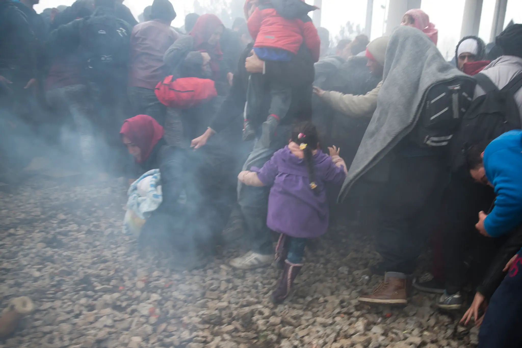 Stovky migrantov sa vrhli na hraničný plot pri meste Gevgelija.