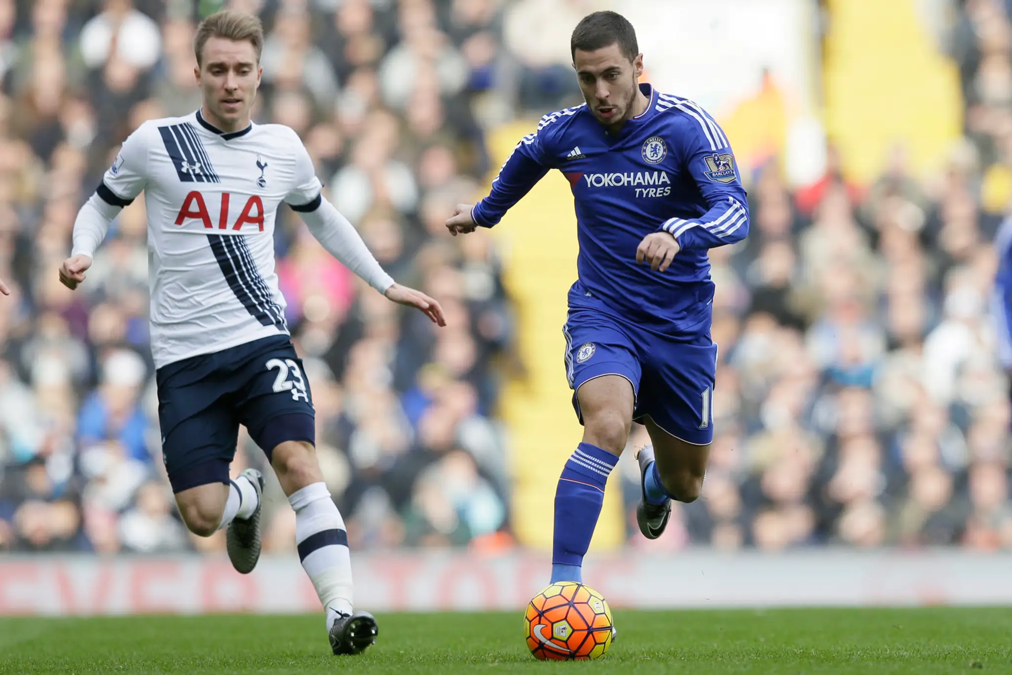 Eden Hazard (Chelsea) uniká Christianovi Eriksenovi (Tottenham).