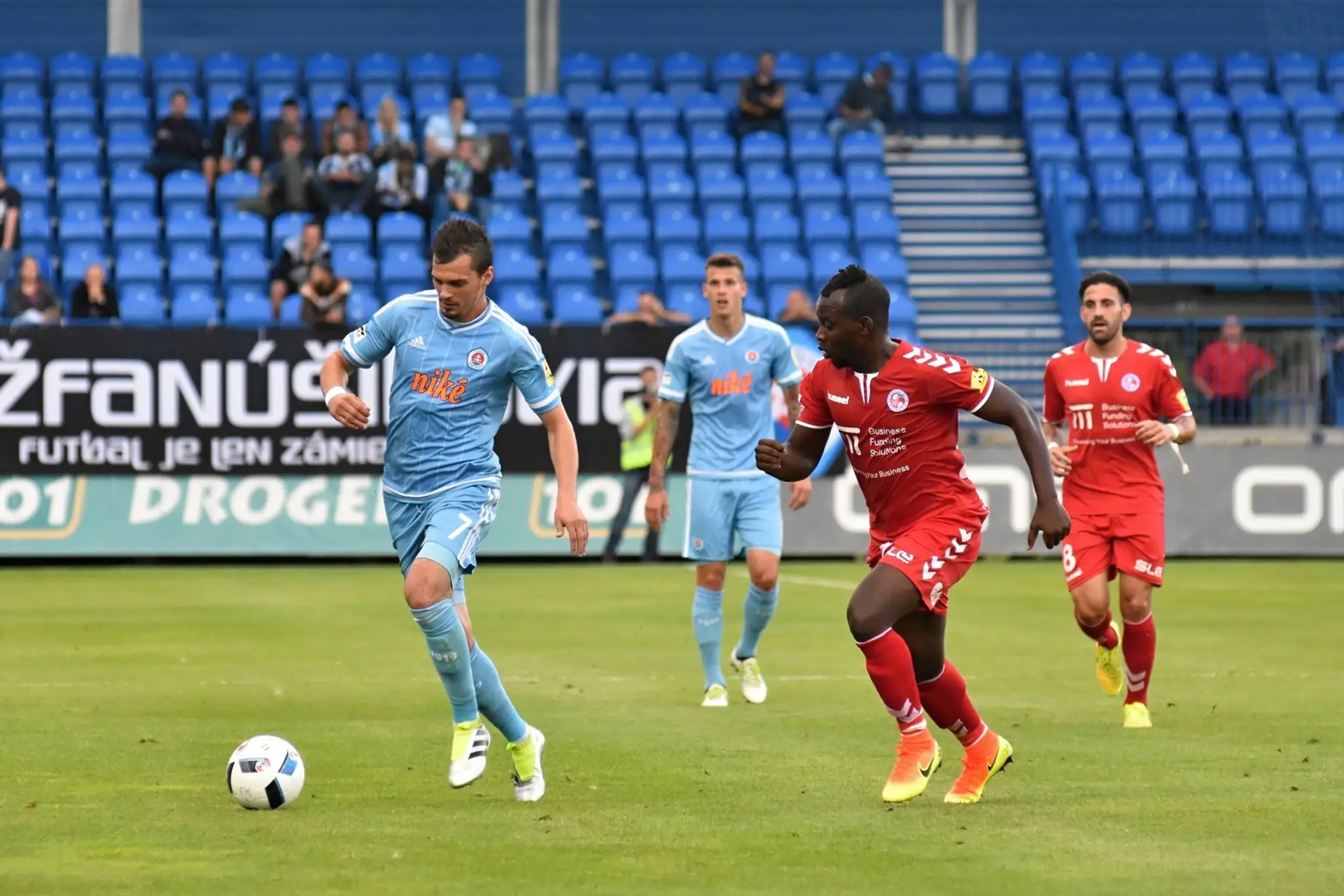 František Kubík (ŠK Slovan Bratislava) a v popredí Paul Quaye (FK Senica).