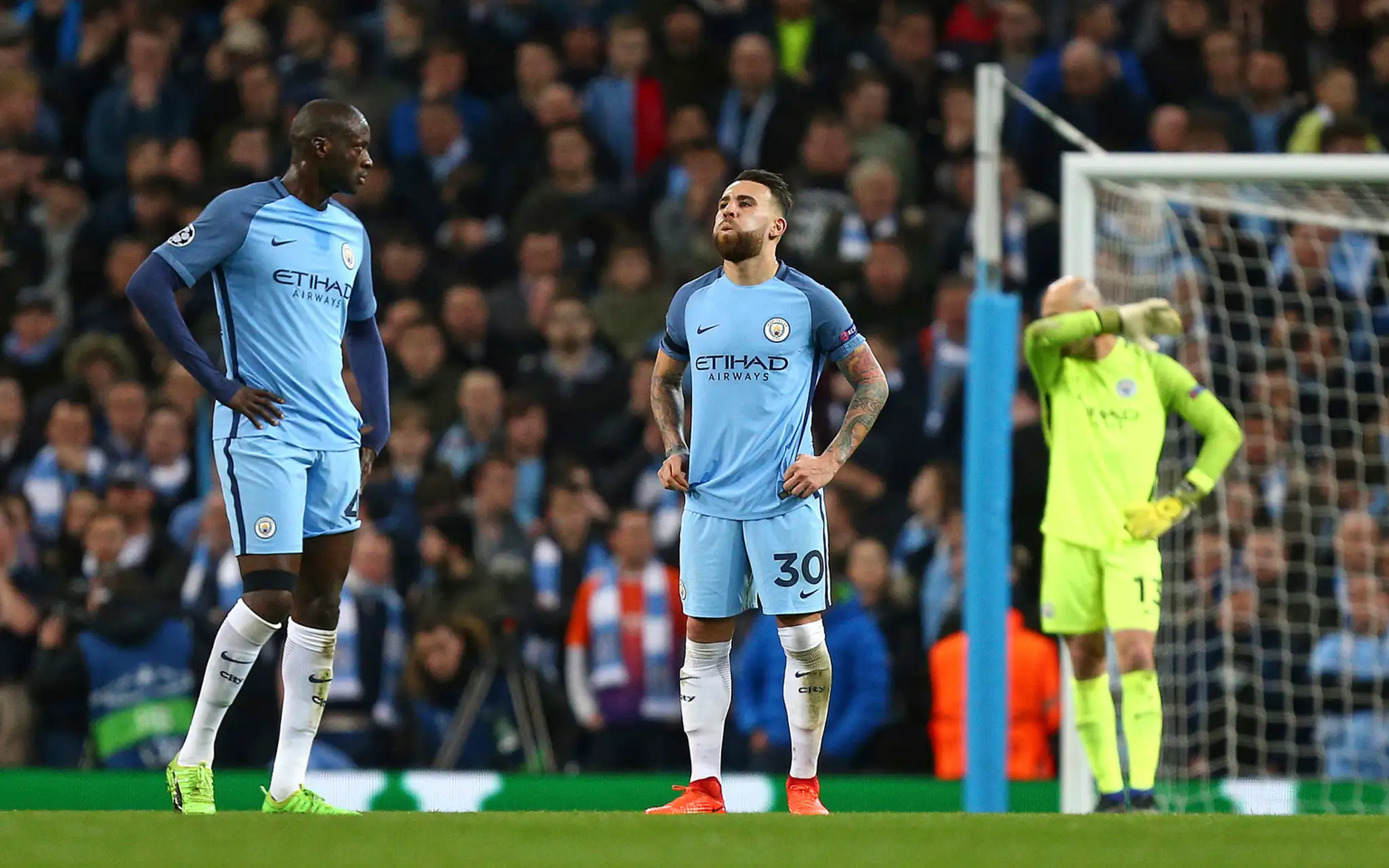 Sklamaní hráči ManCity, zľava Yaya Touré, Nicolas Otamendi a gólman Willy Caballero po inkasovanom góle v osemfinále LM proti Mo