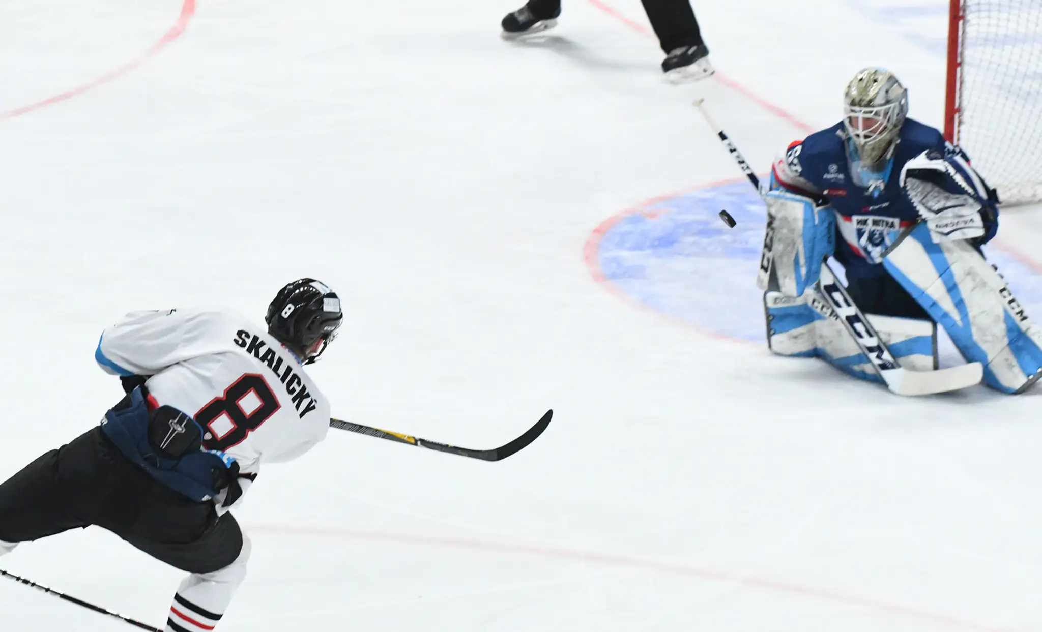 Na snímke zľava Pavol Skalický (Banská Bystrica) a brankár Nathan Lawson (Nitra