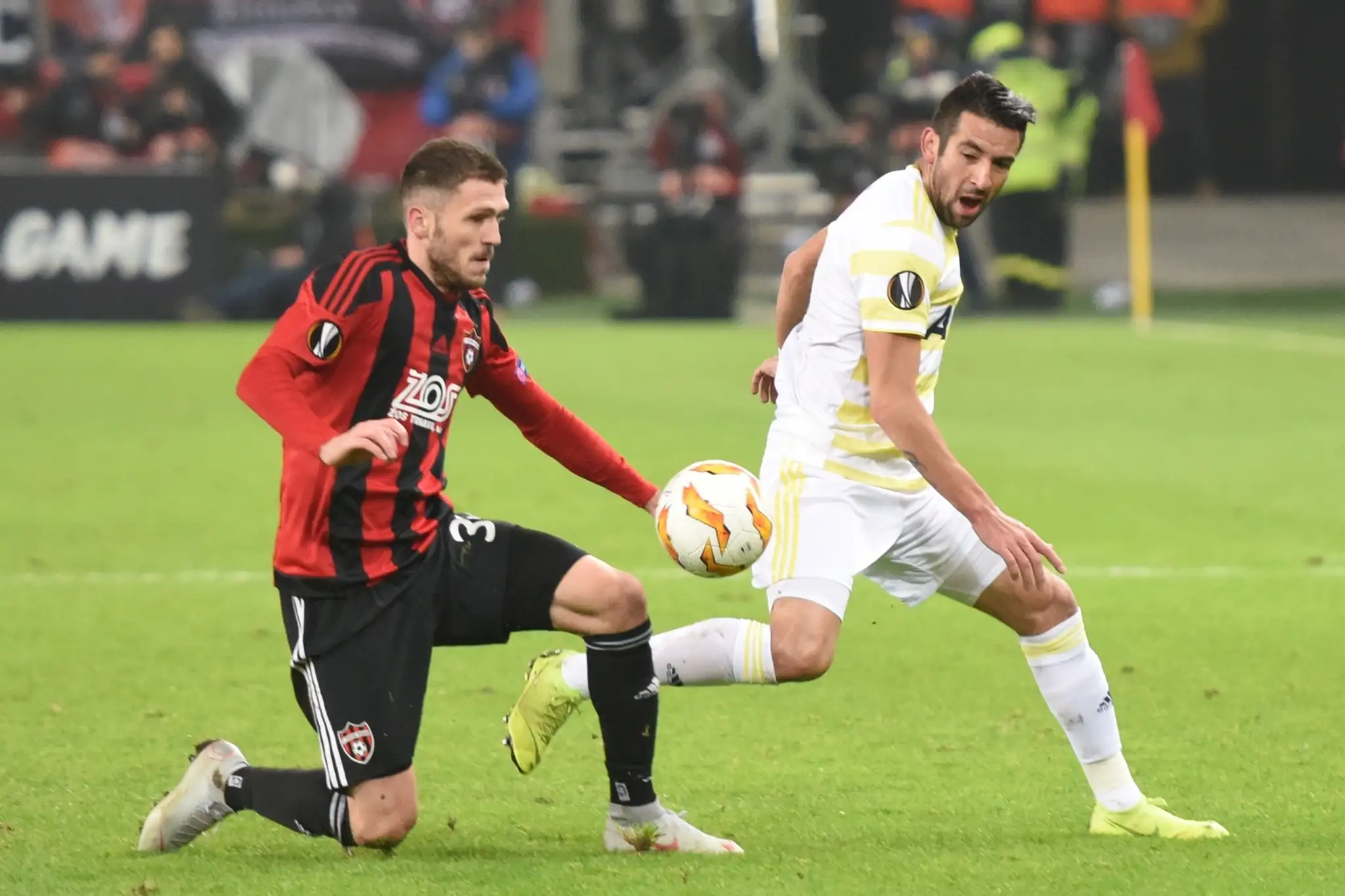 Trnavčan Lukáš Greššák (vľavo) a Mauricio Isla z Fenerbahce bojujú o loptu v EL.