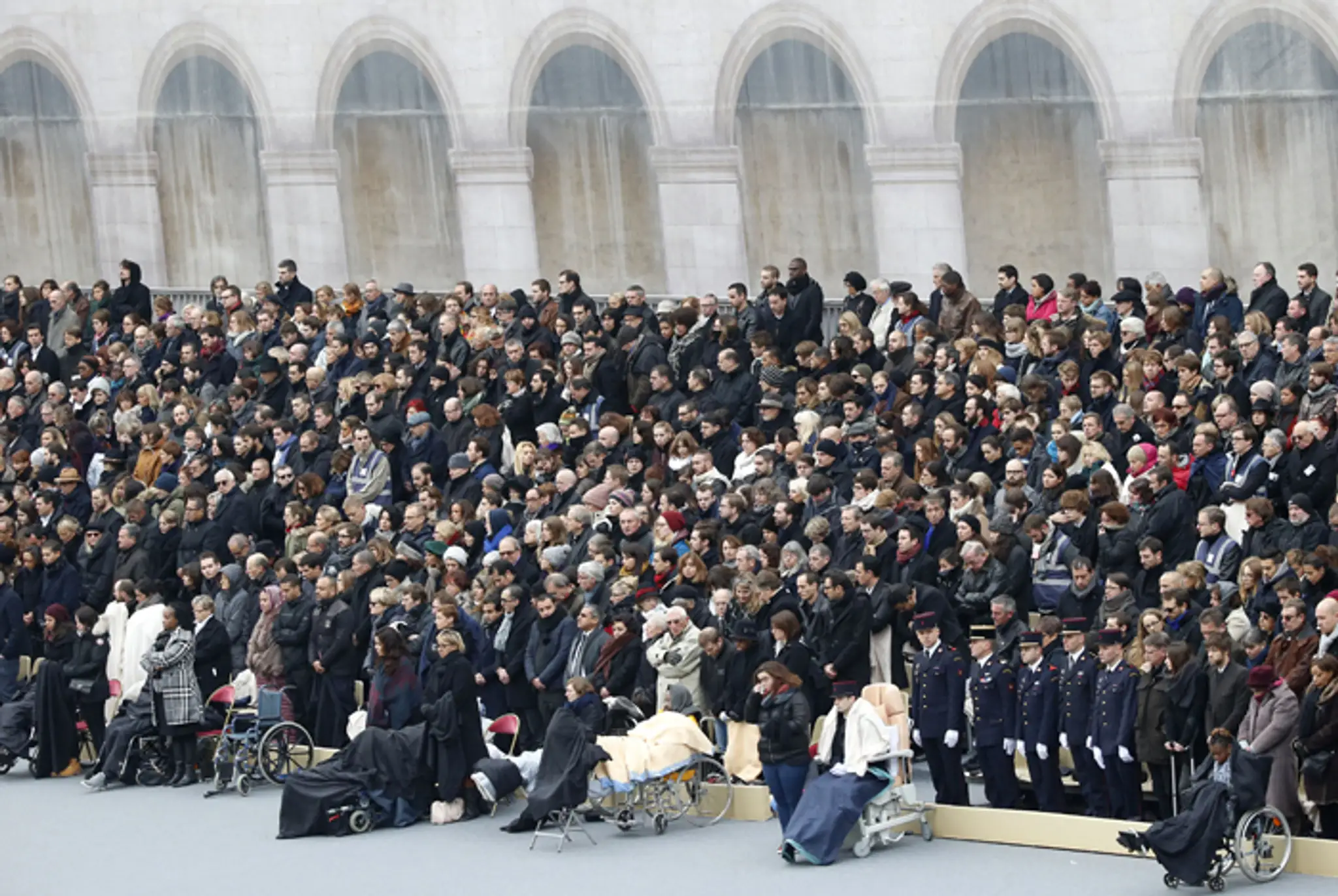Celoštátny smútočný akt na pamiatku 130 obetí parížskych atentátov z 13. novembra.