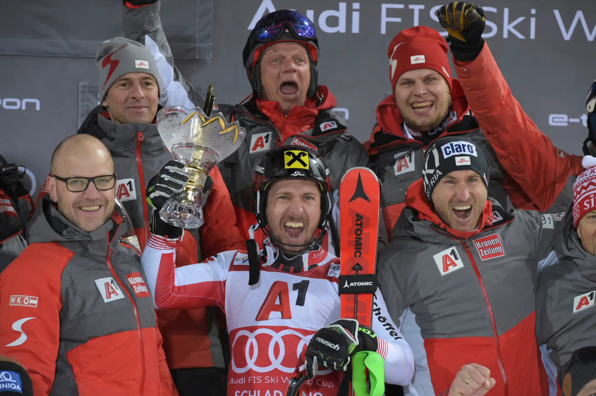 Alpský lyžiar Marcel Hirscher oslavuje triumf v slalome v Schladmingu.