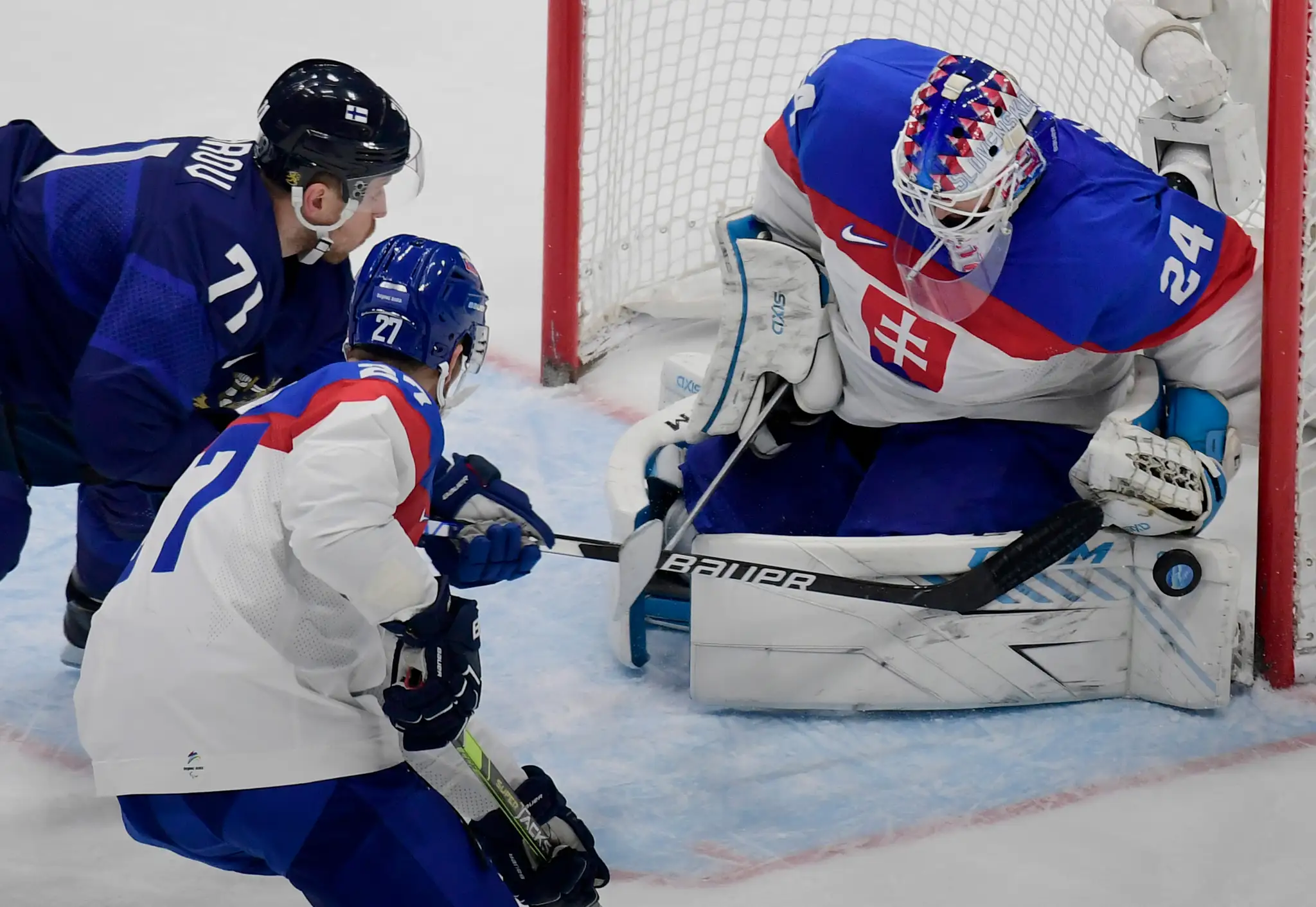 Brankár Patrik Rybár chytá pokus Fína Lea Komarova v semifinále ZOH 2022.