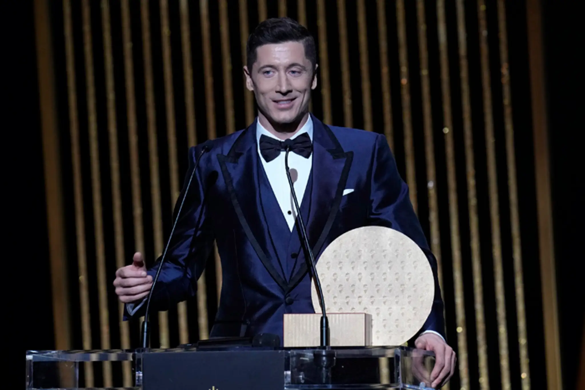 Útočník Bayernu Mníchov Robert Lewandowski si prevzal trofej Zlatá lopta 2021 v kategórii Útočník roka.