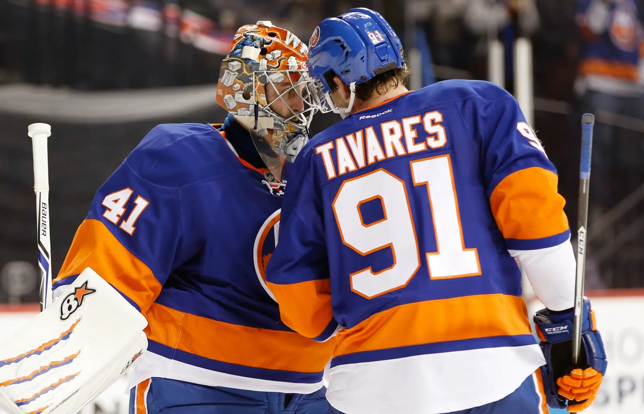 Jaroslav Halák prijíma gratuláciu od kapitána Islanders Johna Tavaresa po tom, ako kryl 31 striel.