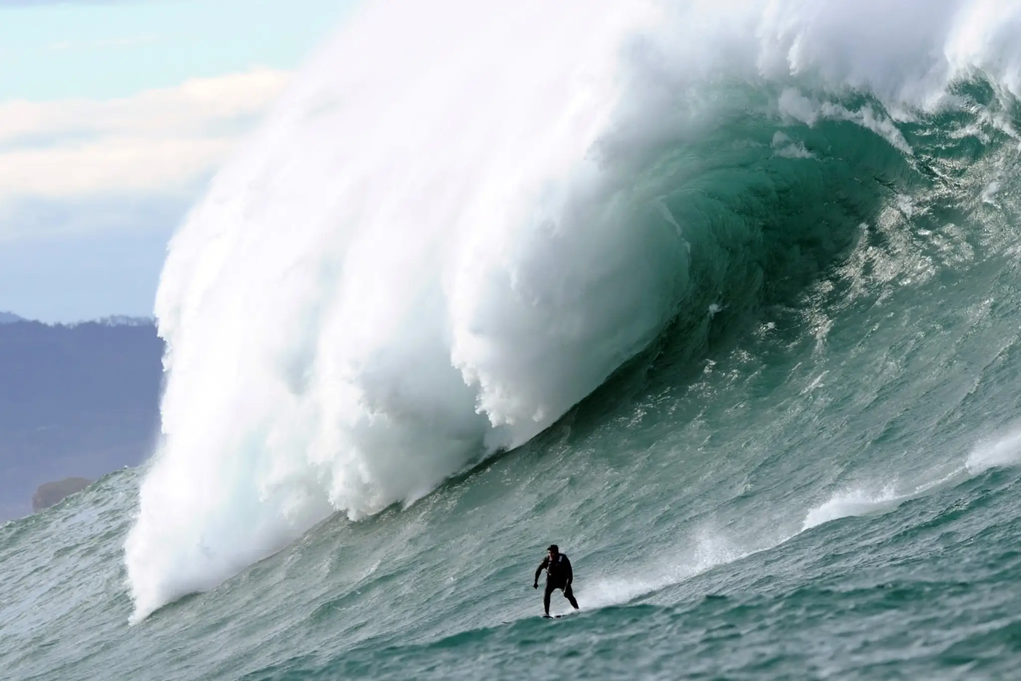 Šialení surfisti na vlnách vo Francúzsku