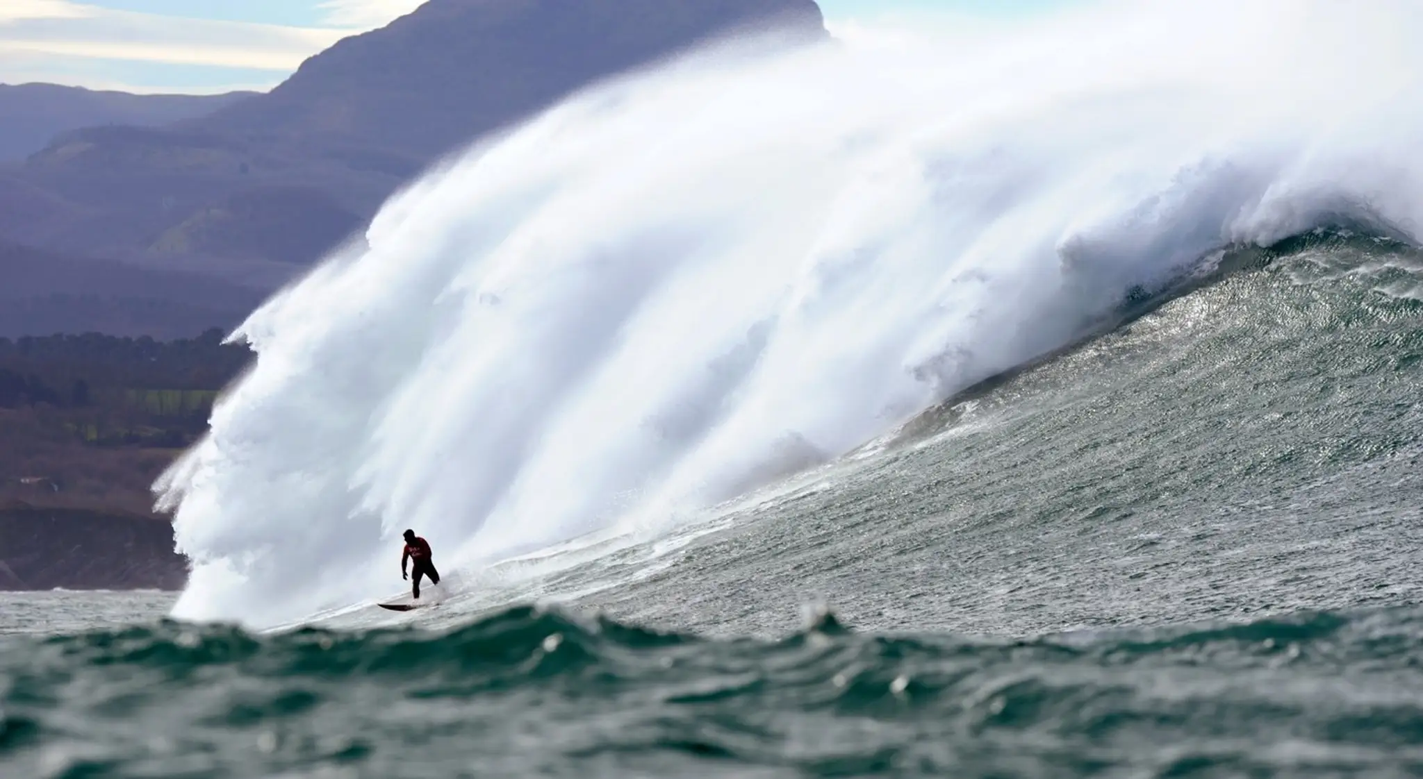 Šialení surfisti na vlnách vo Francúzsku