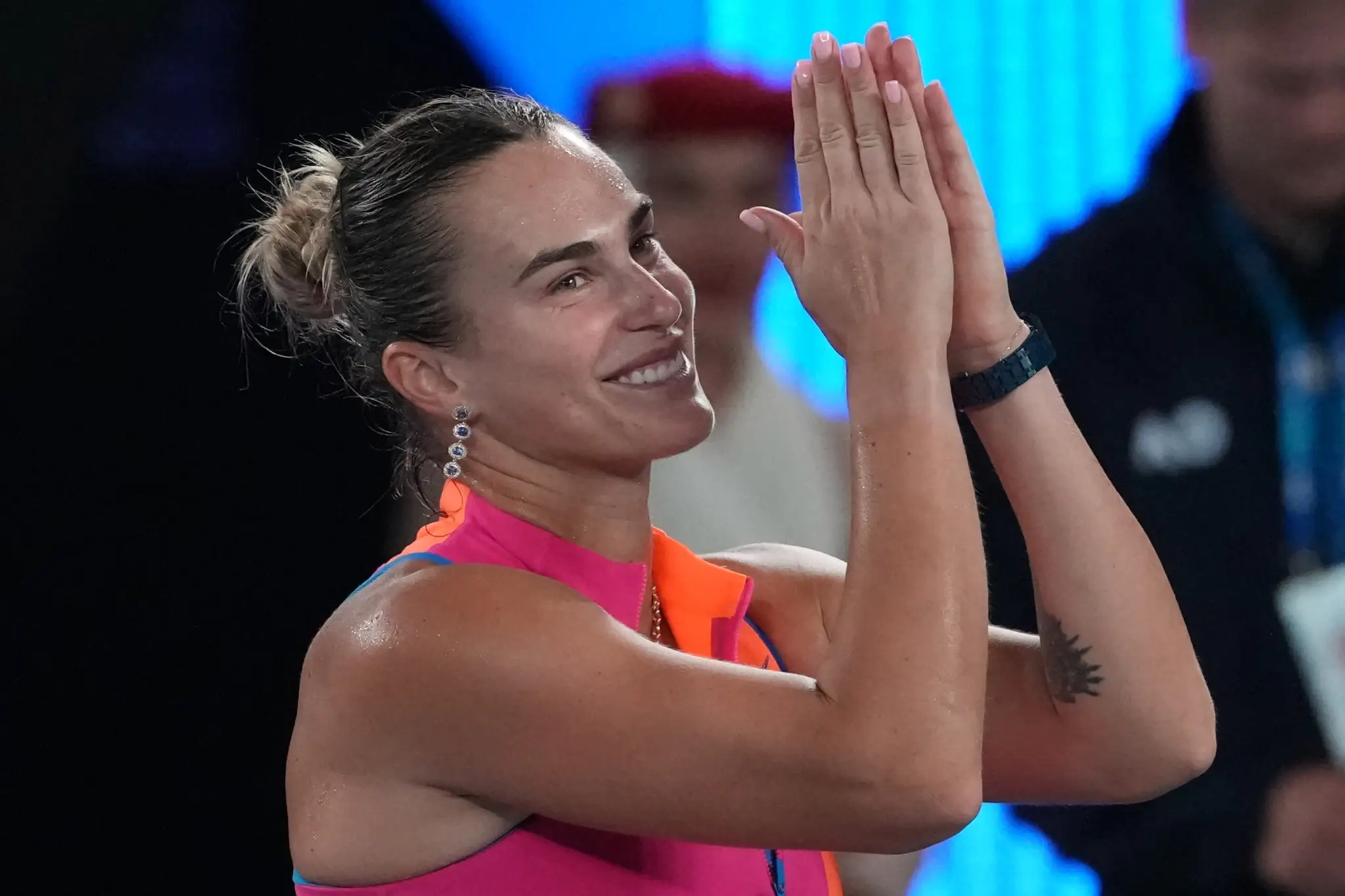 Arina Sabalenková oslavuje víťazstvo.