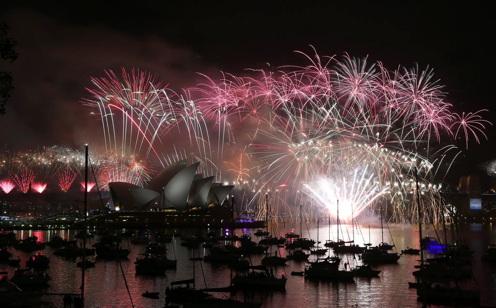 Silvestrovský ohňostroj 2015 Sydney.