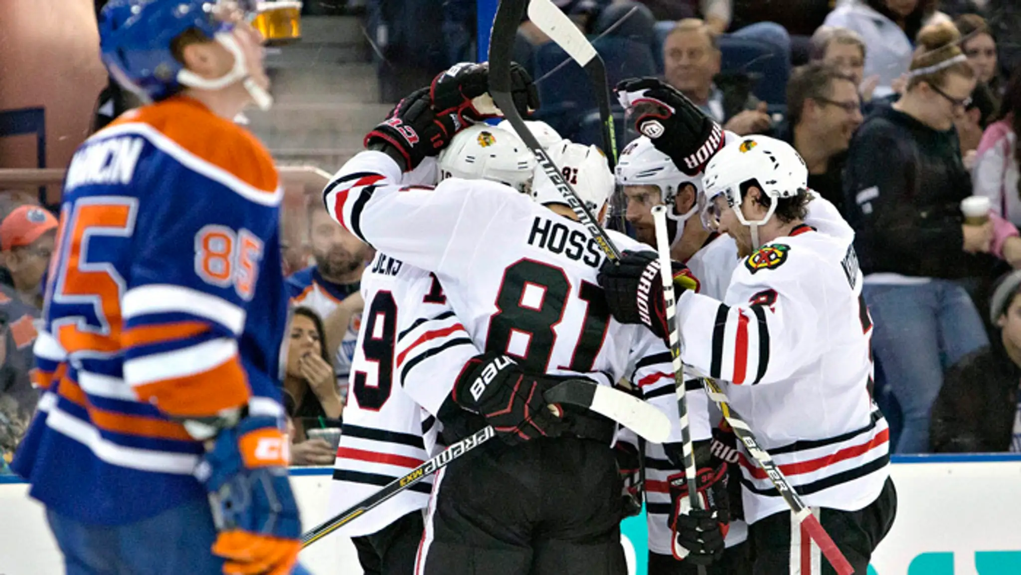 Slovenský hokejista Marián Hossa si pripísal tri mínusové body pri prehre Chicaga v zámorskej NHL na ľade Vancouveru 1:4.