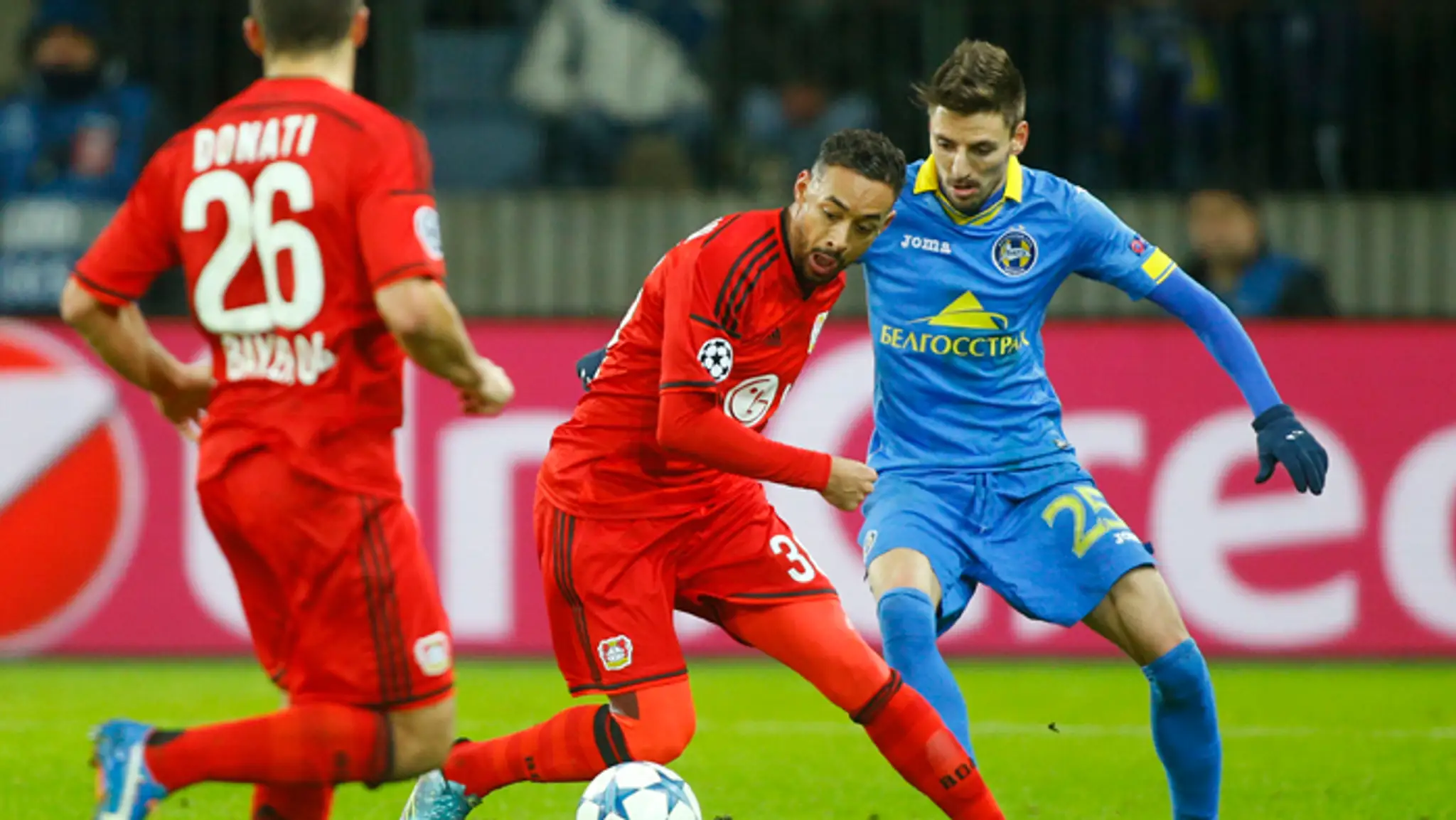 Hráč Leverkusenu Karim Bellarabi (v strede) a Filip Mladenovič (Bate Borisov).