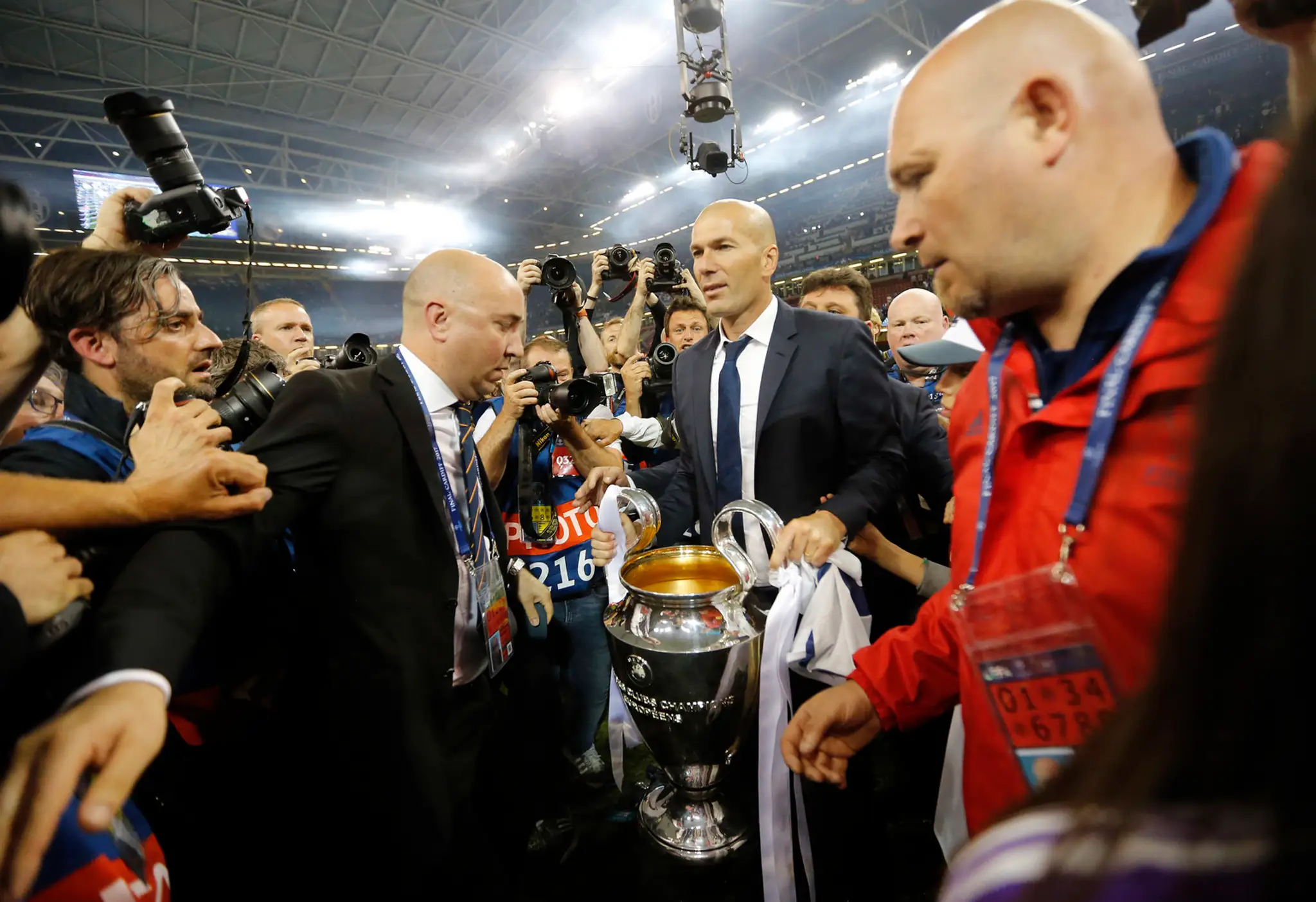 Zinedine Zidane s trofejou pre víťaza LM.