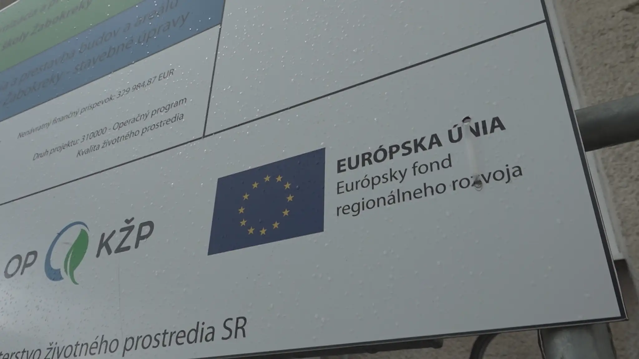 Dobrovoľníci opravujú rozbitú cestu