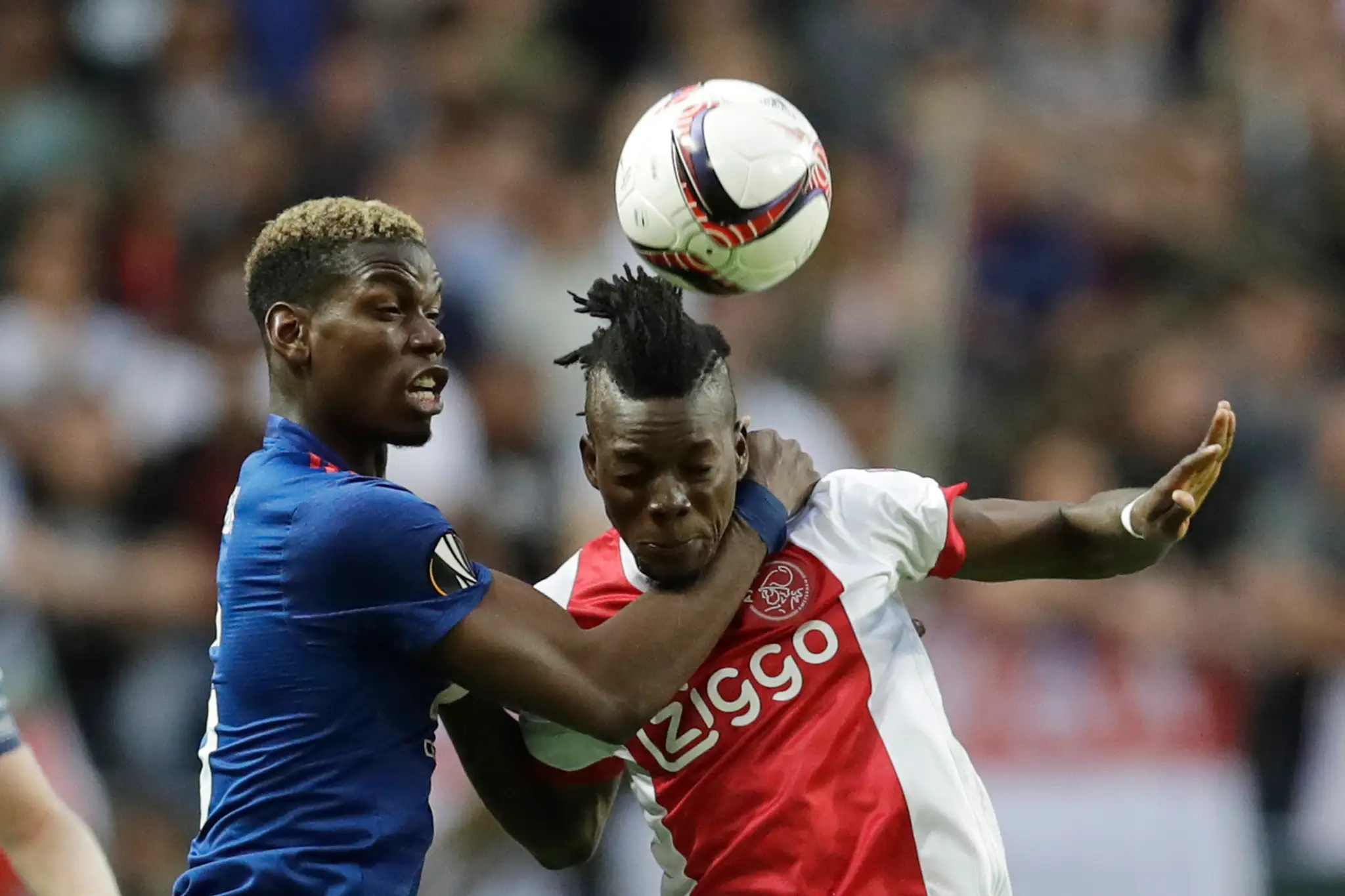 Paul Pogba (vľavo) z ManUtd atakuje Bertranda Traorého z Ajaxu vo finále EL.