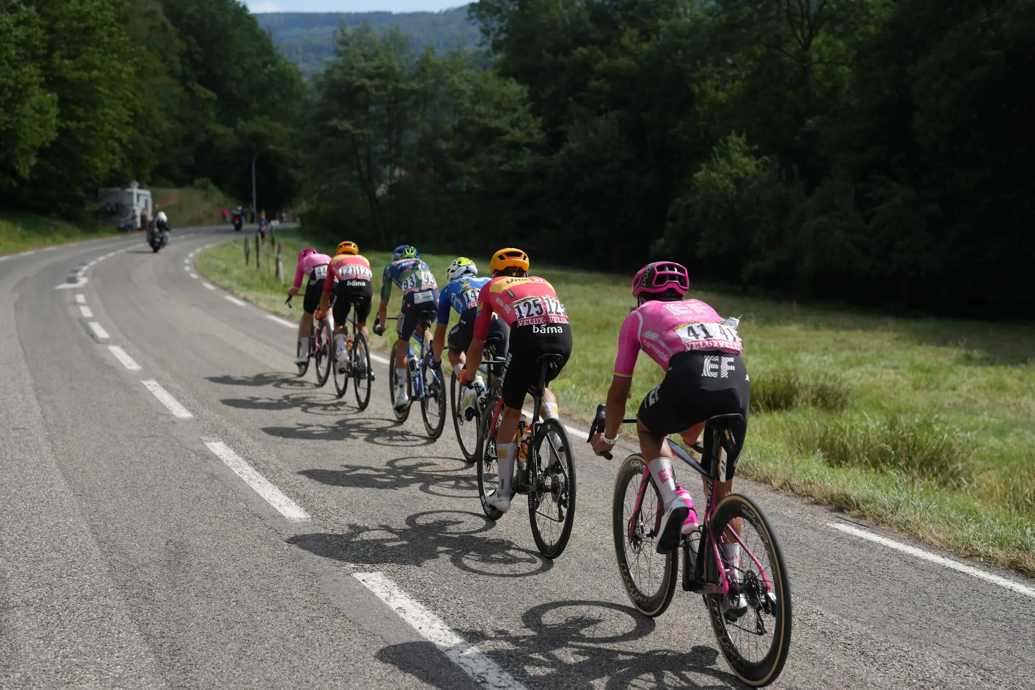 Cyklisti počas etapy na Tour de France.