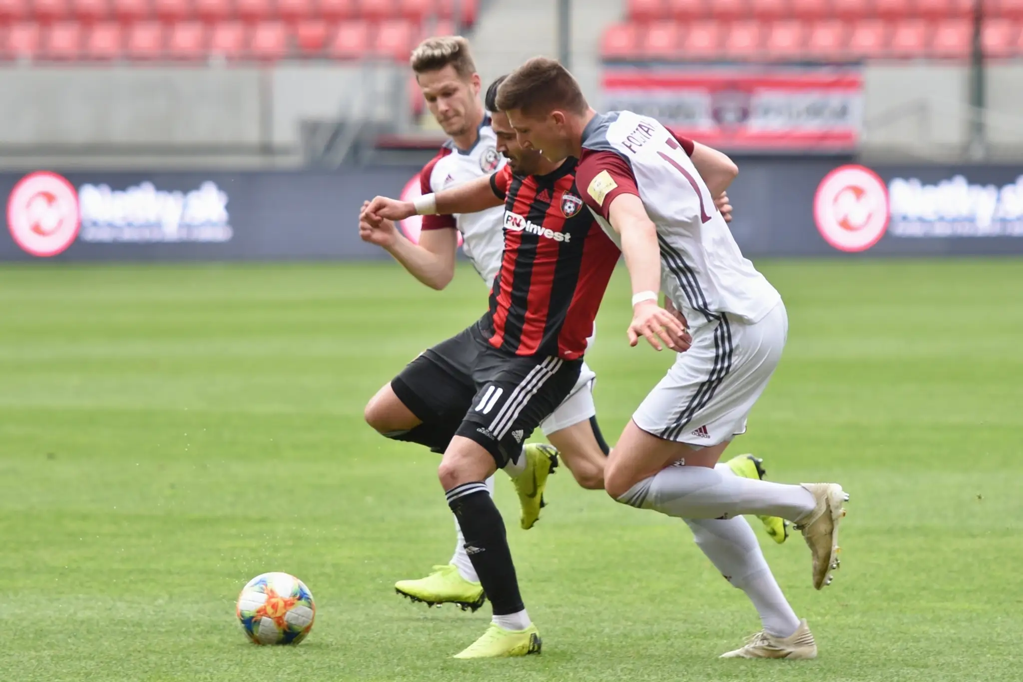 Fínsky brankár Kevin Lankinen, pred ním Martin Marinčin v dueli na MS 2019.