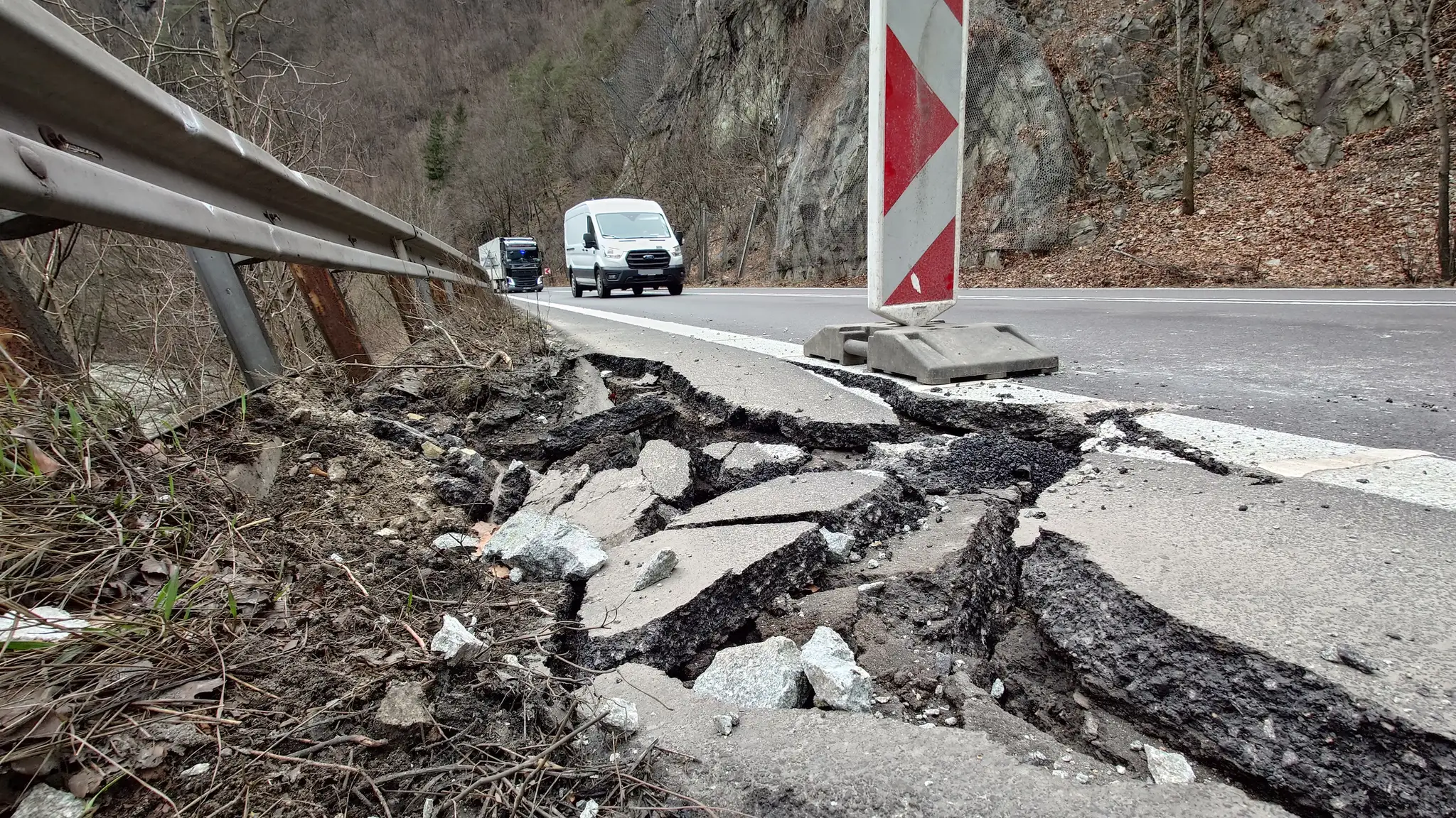 Poškodená cestná komunikácia po páde skál na ceste pod Strečnom.