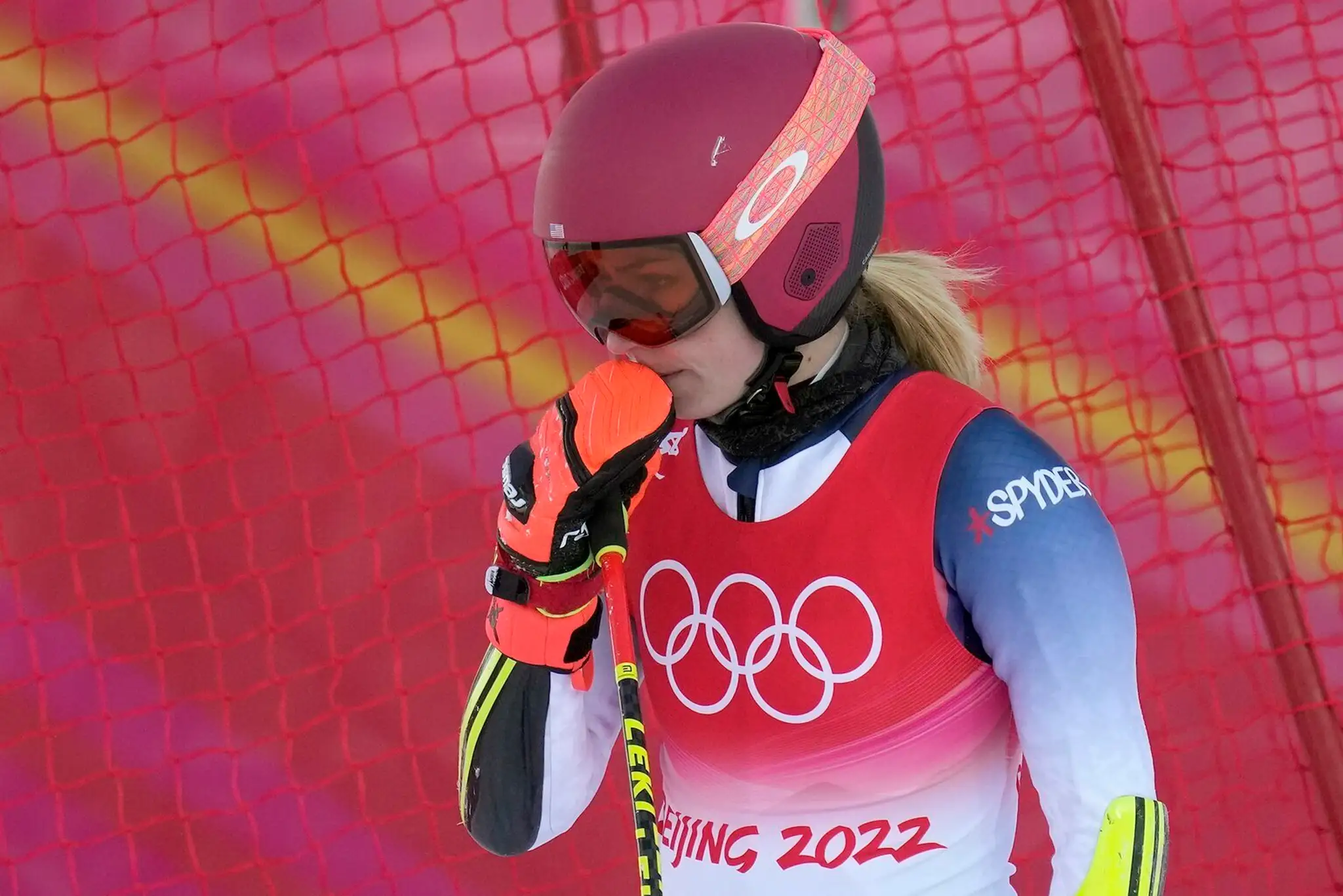 Alpská lyžiarka Mikaela Shiffrinová reaguje po vypadnutí v 1. kole obrovského slalomu na ZOH 2022.