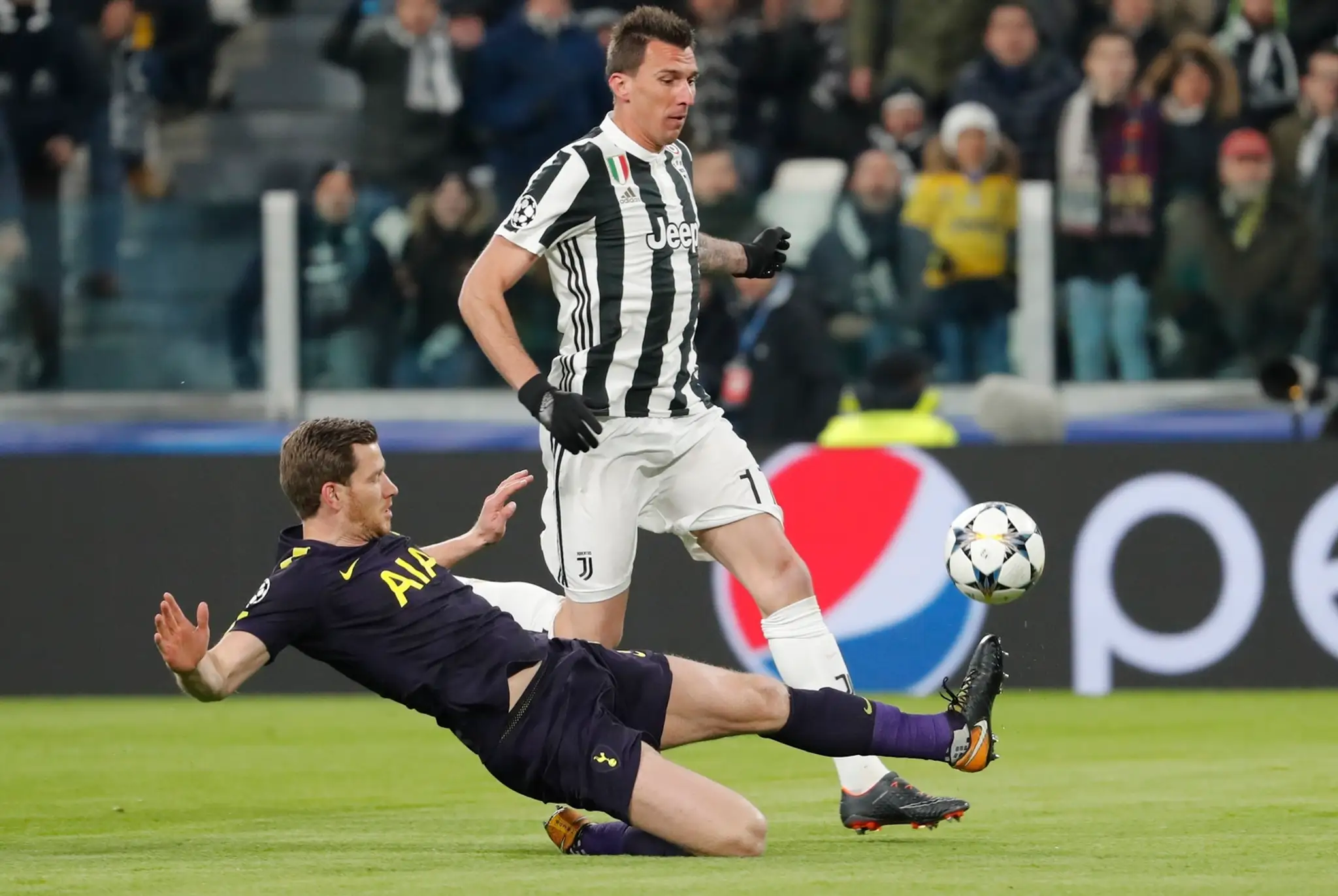 Radosť hráčov Tottenhamu po góle v sieti Juventusu v prvom osemfinále LM - zľava Harry Kane a Serge Aurier.
