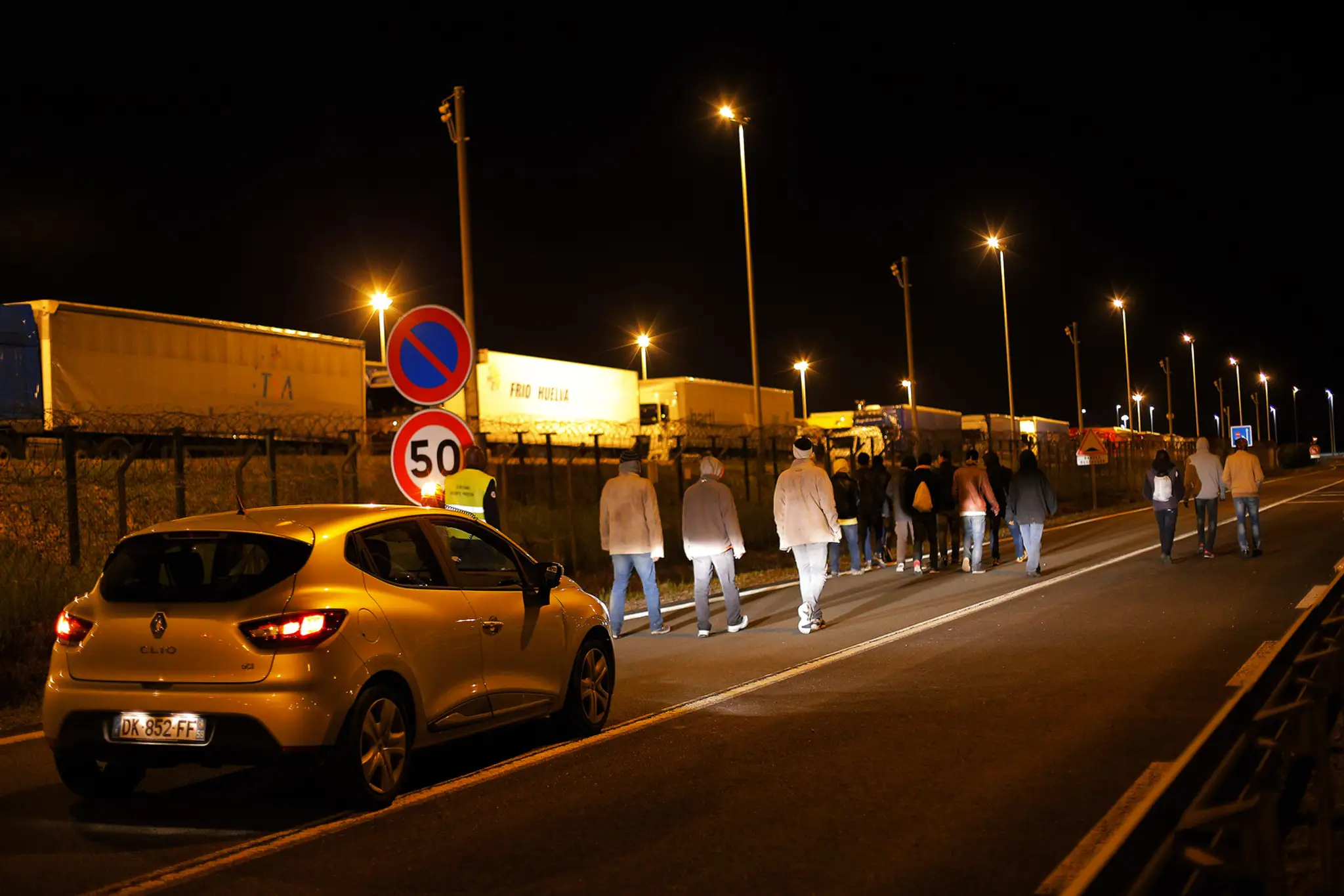 Situáciou okolo migrantov sa už zaoberá aj britská vláda