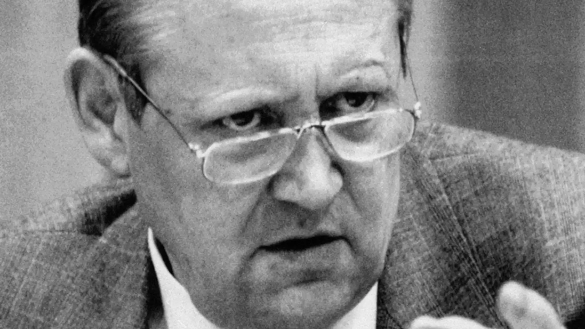 Na archívnej snímke z 9. novembra 1989 hovorca politbyra Günther Schabowski.