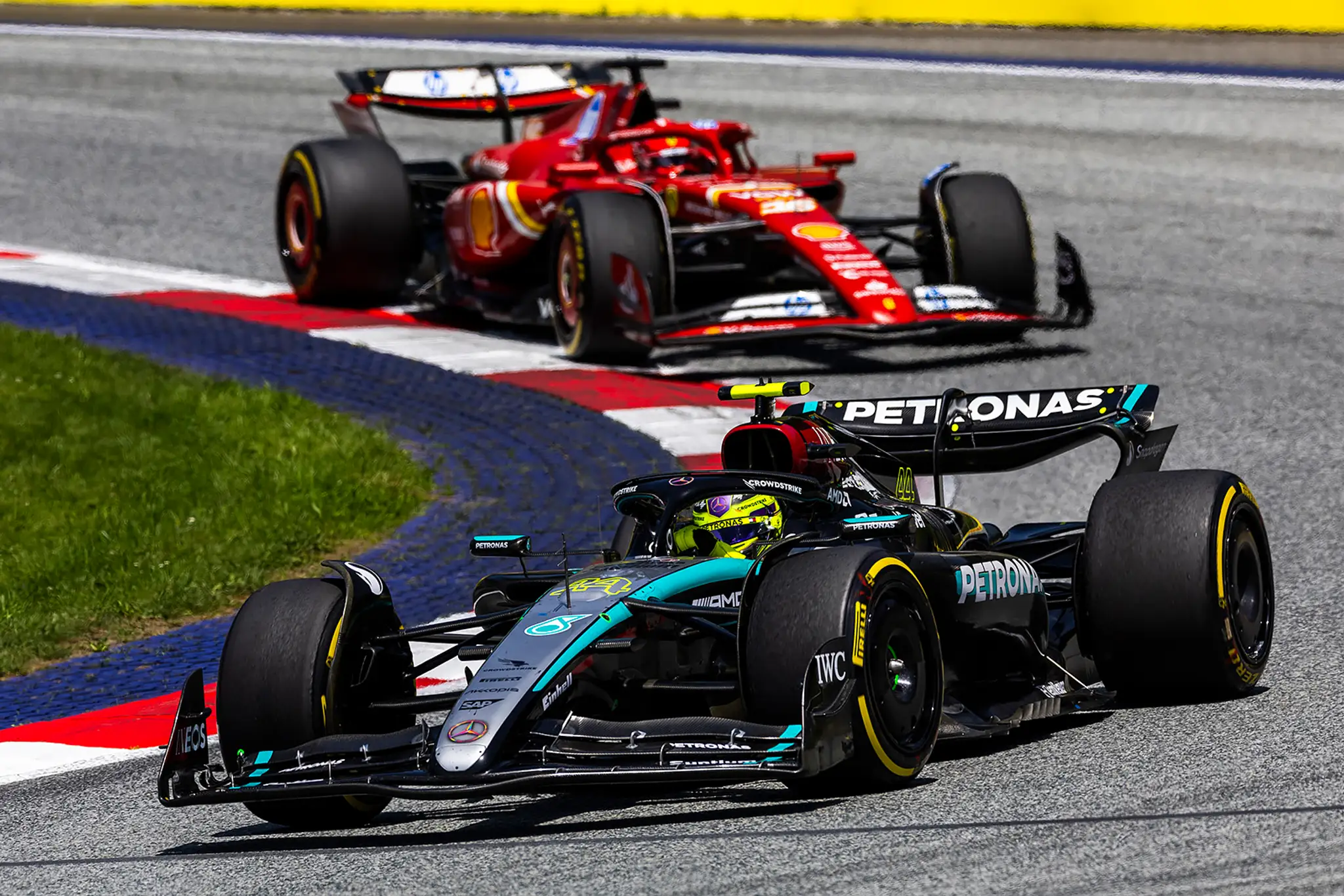 Lewis Hamilton (vpredu) nemohol chýbať.