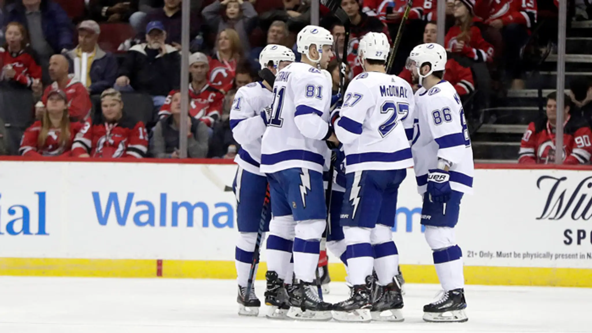 Hokejista Tampy Bay Lightning sa tešia po strelení gólu proti New Jersey.