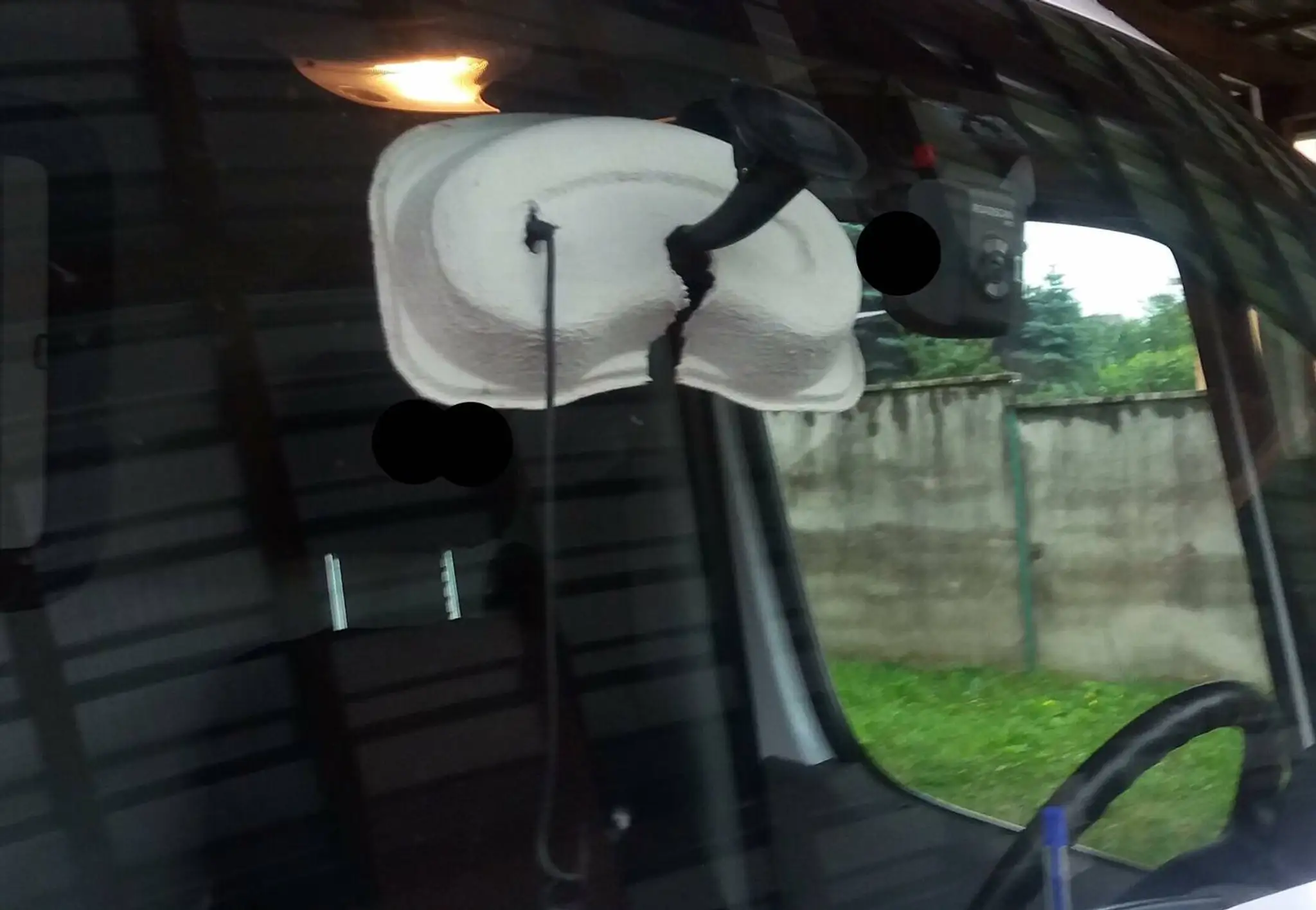 Takto záchranári zakrývajú pred teplom drahý prístroj