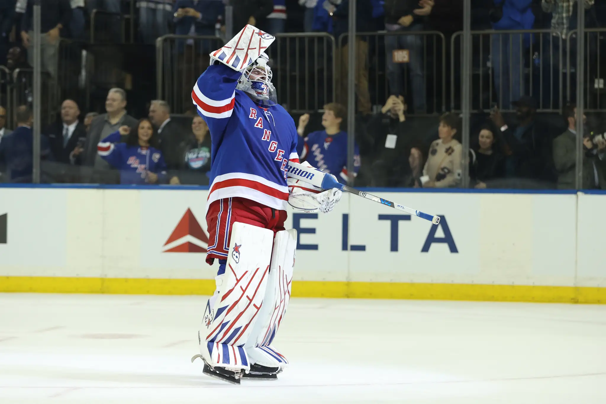 Brankár New Yorku Rangers Igor Šesťorkin.