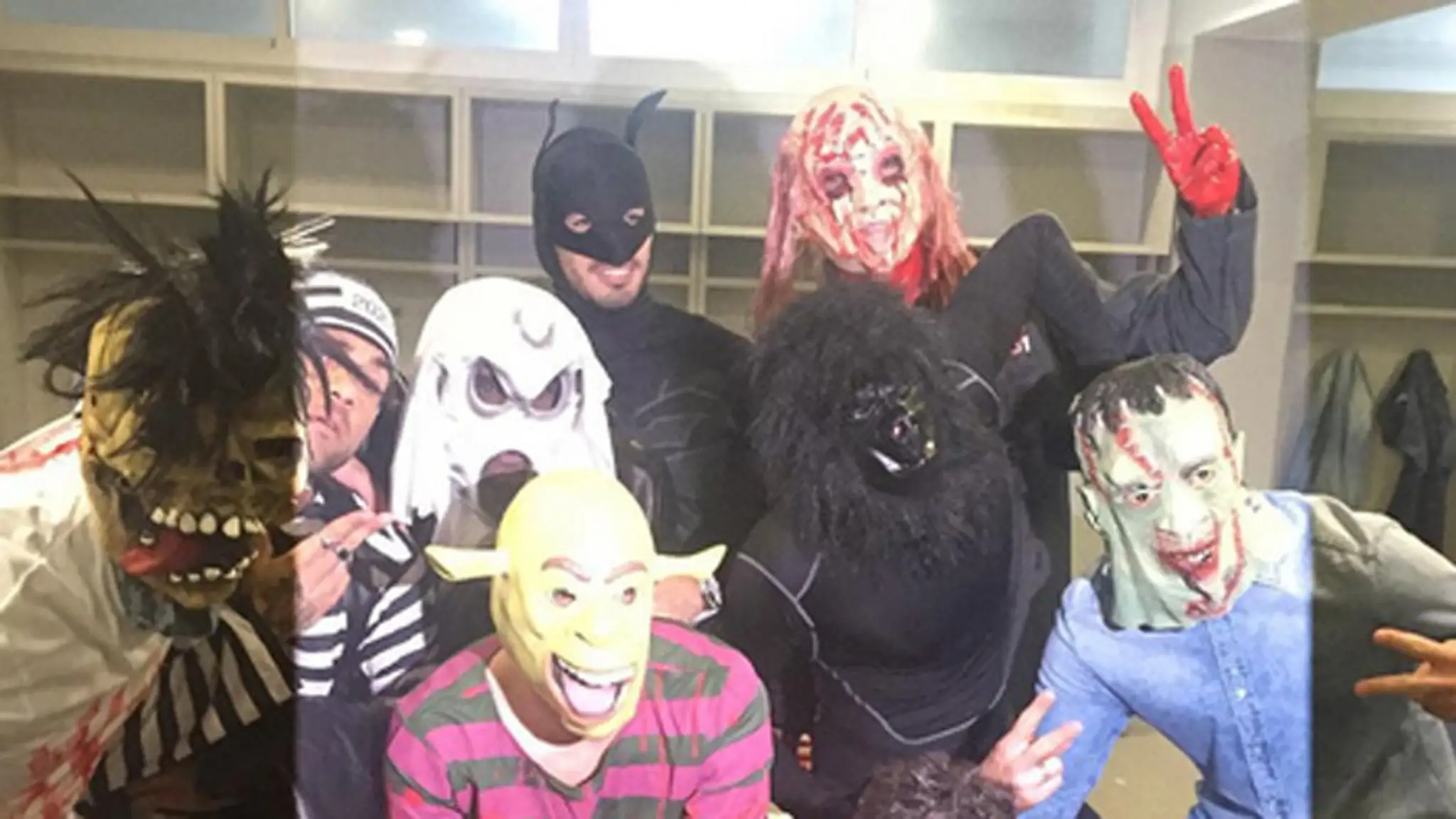 Hráči FC Barcelona v šatni v halloweennských maskách.