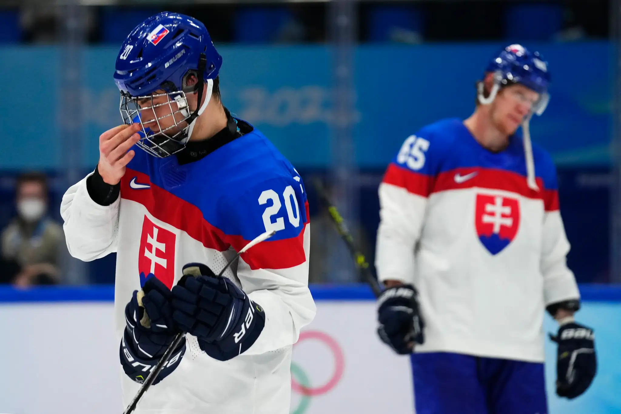 Juraj Slafkovský reaguje po prehre v semifinále ZOH 2022 proti Fínsku.