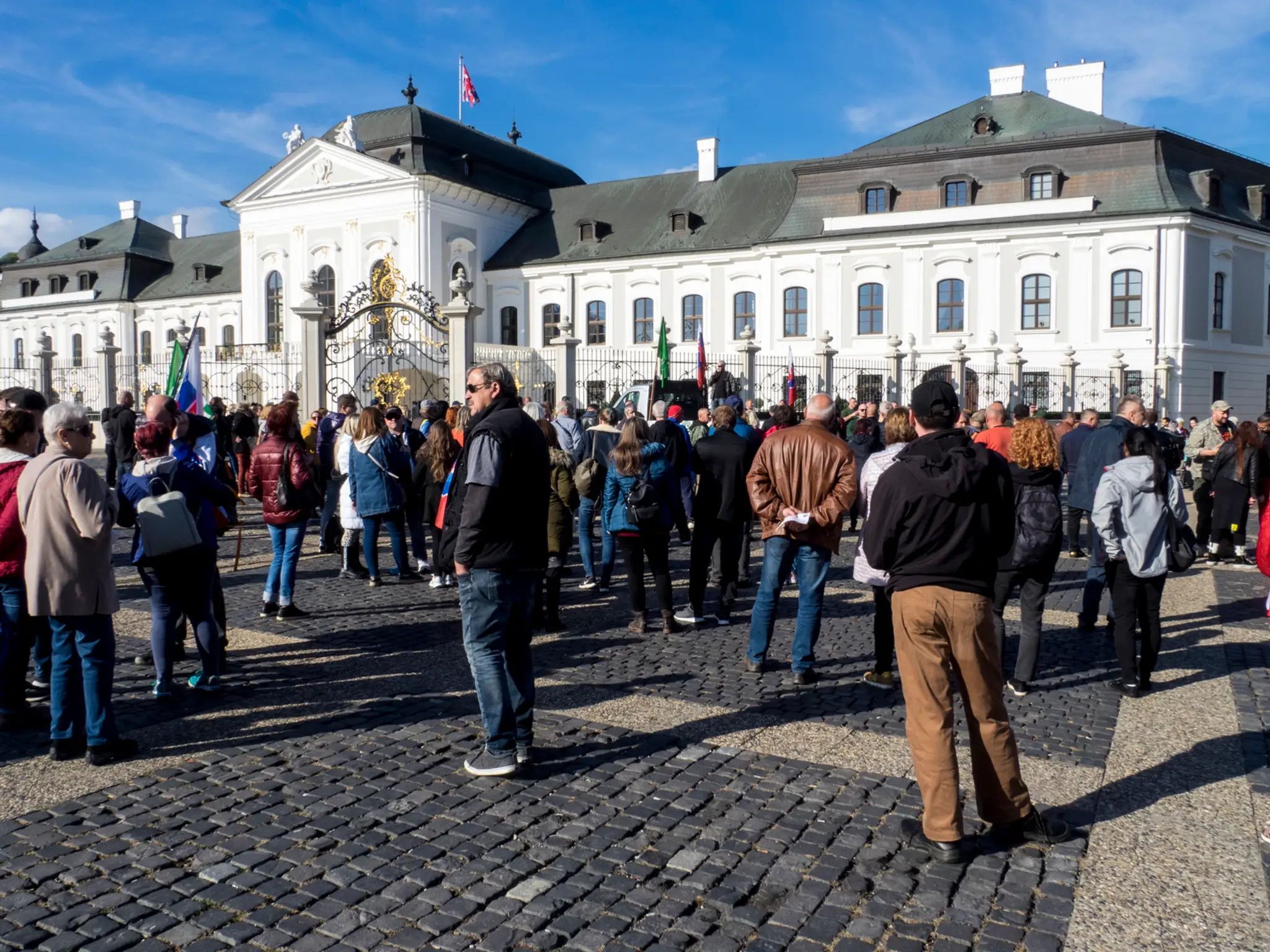 Protivládny protest pred Prezidentským palácom v Bratislave.