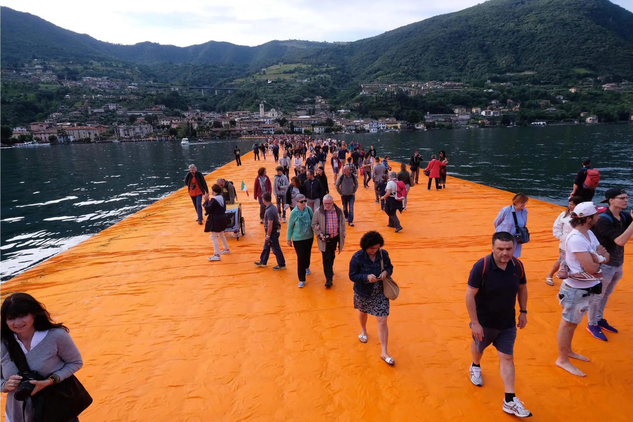 Plávajúce mólo na jazere Iseo v Taliansku.