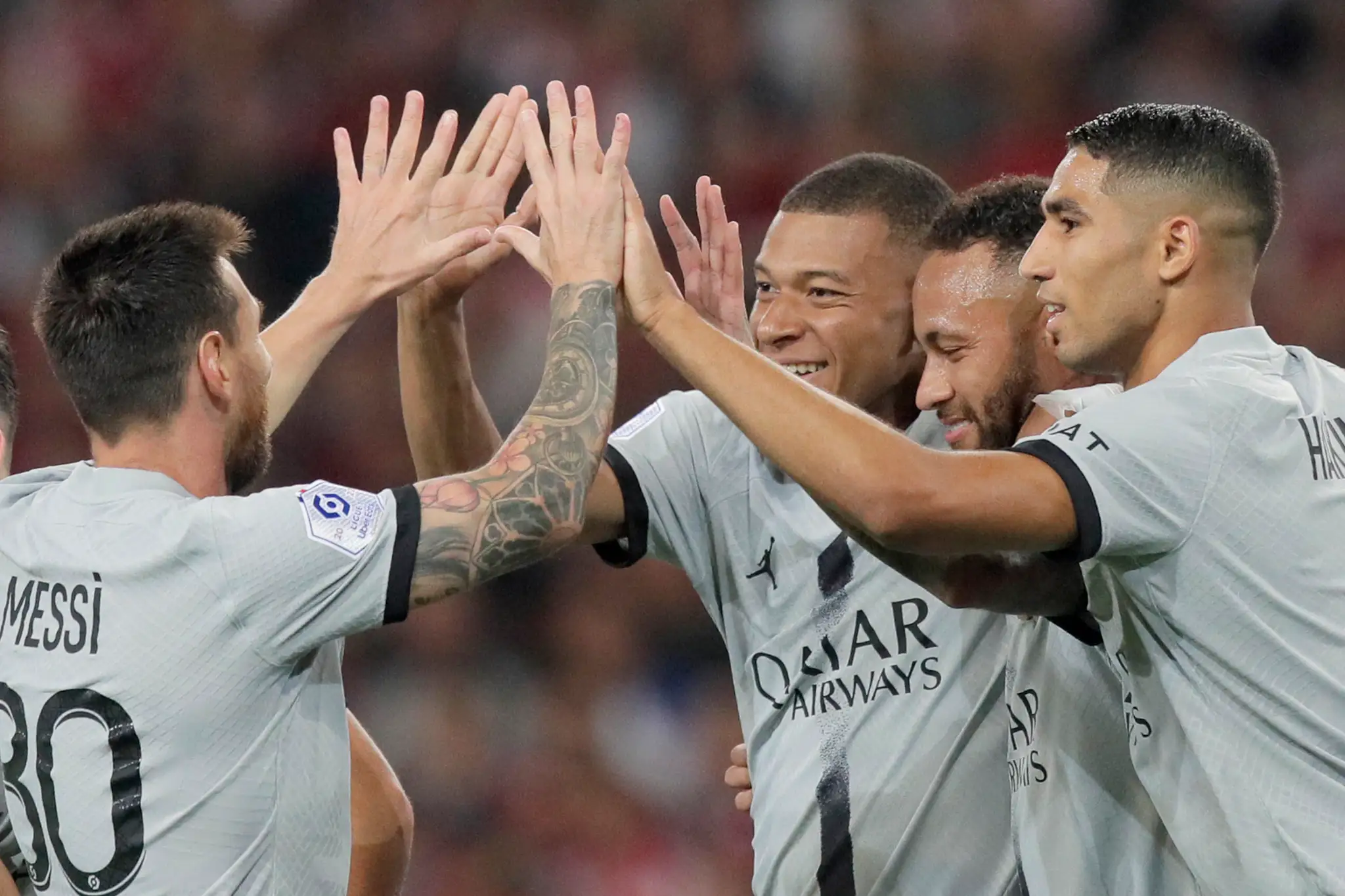 Futbalisti Paríža St. Germain zľava Lionel Messi, Kylian Mbappe, Neymar a Achraf Hakimi sa tešia po strelení gólu.